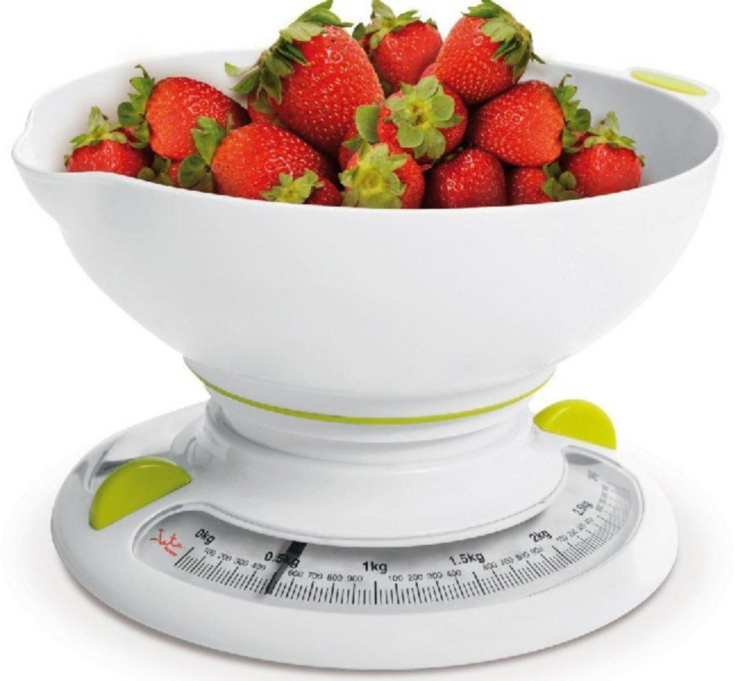 Un cuenco blanco lleno de fresas está sobre una báscula de cocina con detalles verdes.