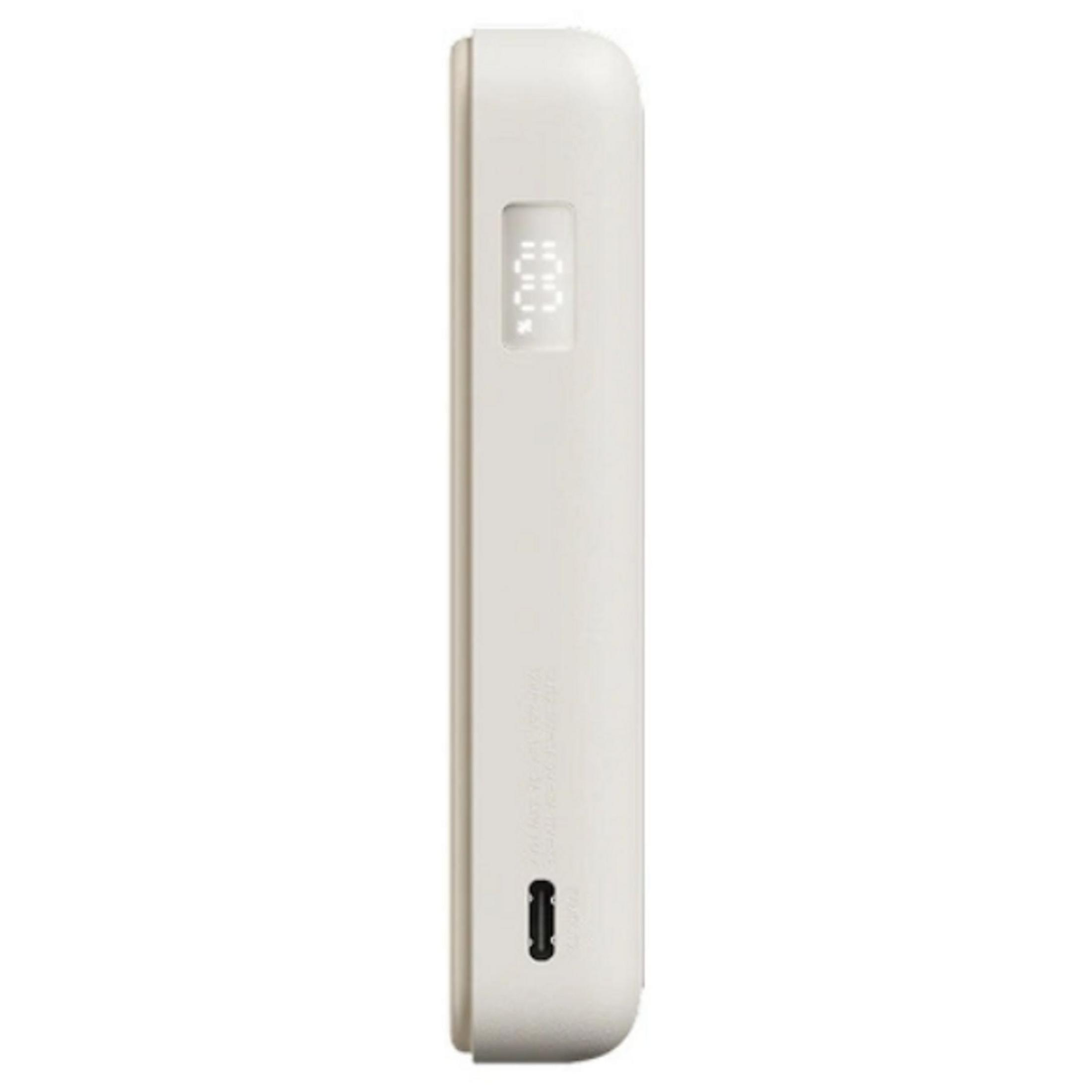 Ein cremefarbener Powerbank mit einem USB-C-Anschluss und einer digitalen Anzeige.