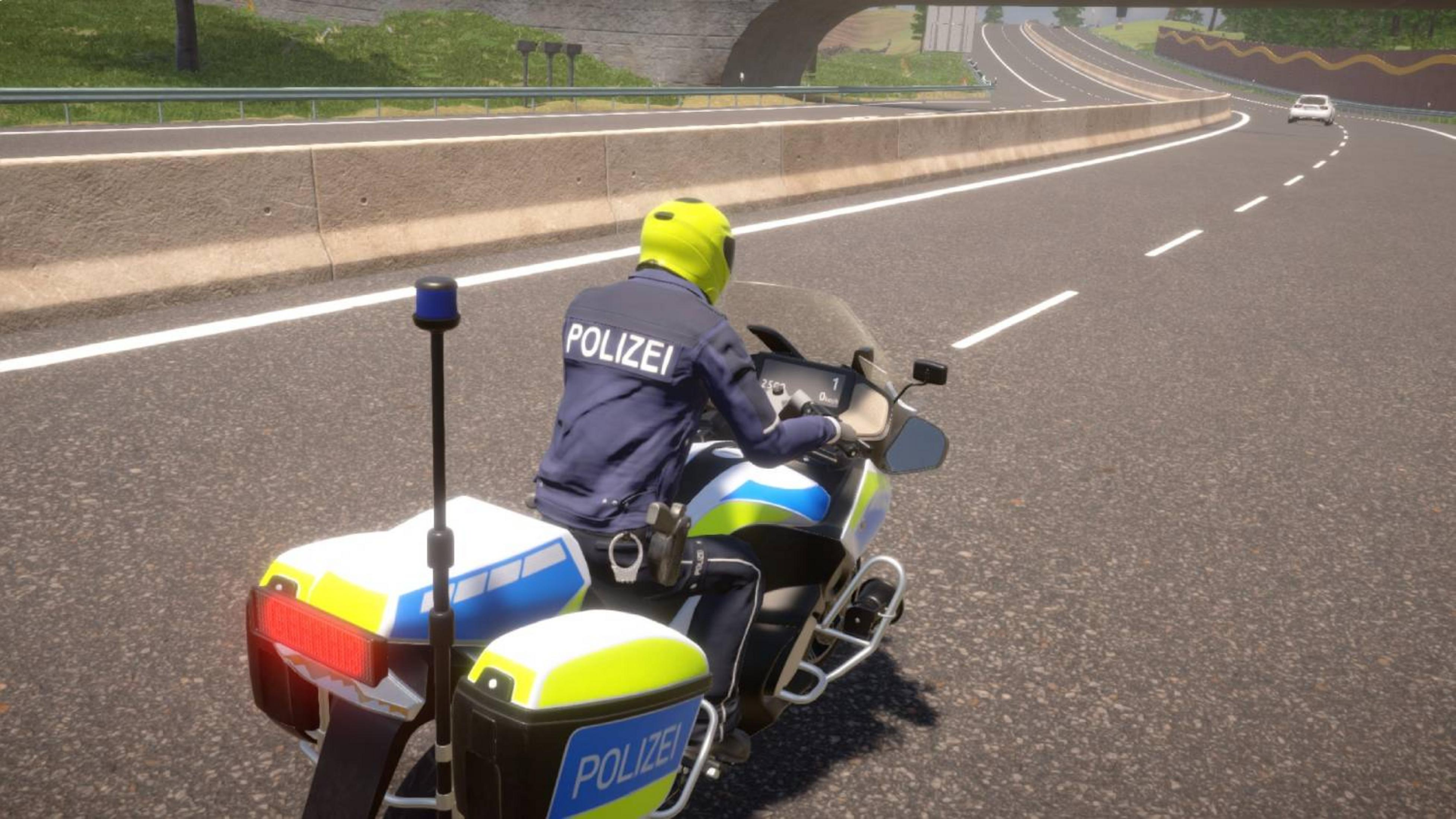 Poliziotto su moto con scritta "POLIZEI", guida in autostrada.