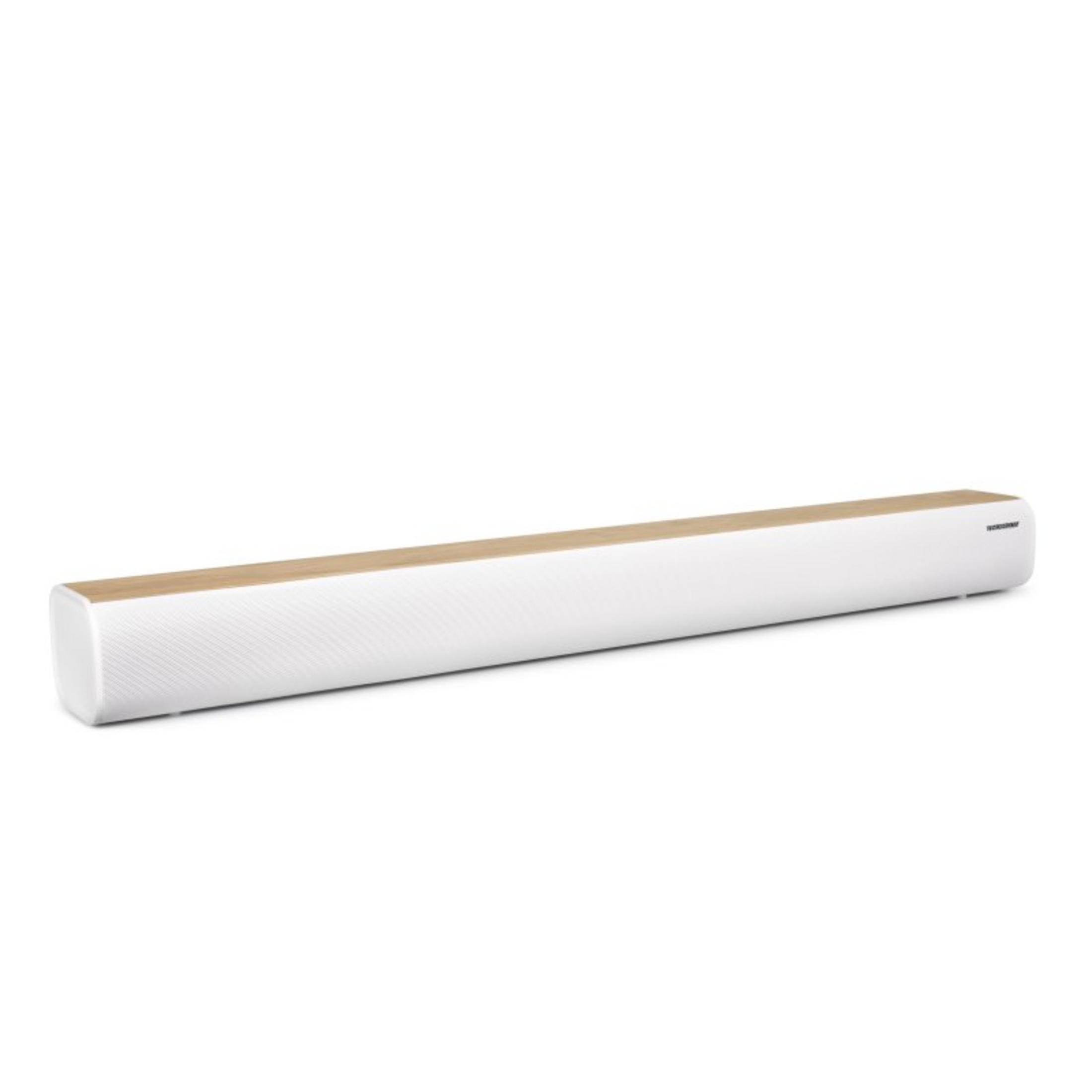 Biały soundbar z drewnianym blatem leży na białym tle.
