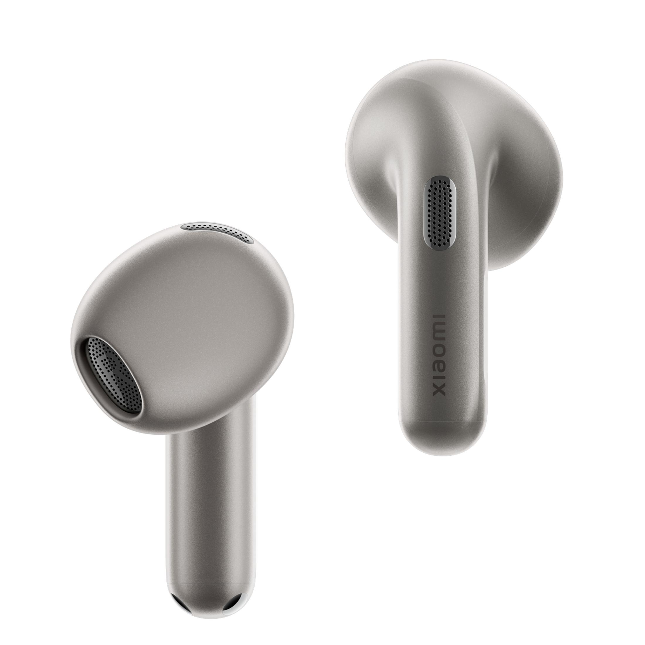Dos auriculares plateados Xiaomi sobre fondo blanco, uno con logo.