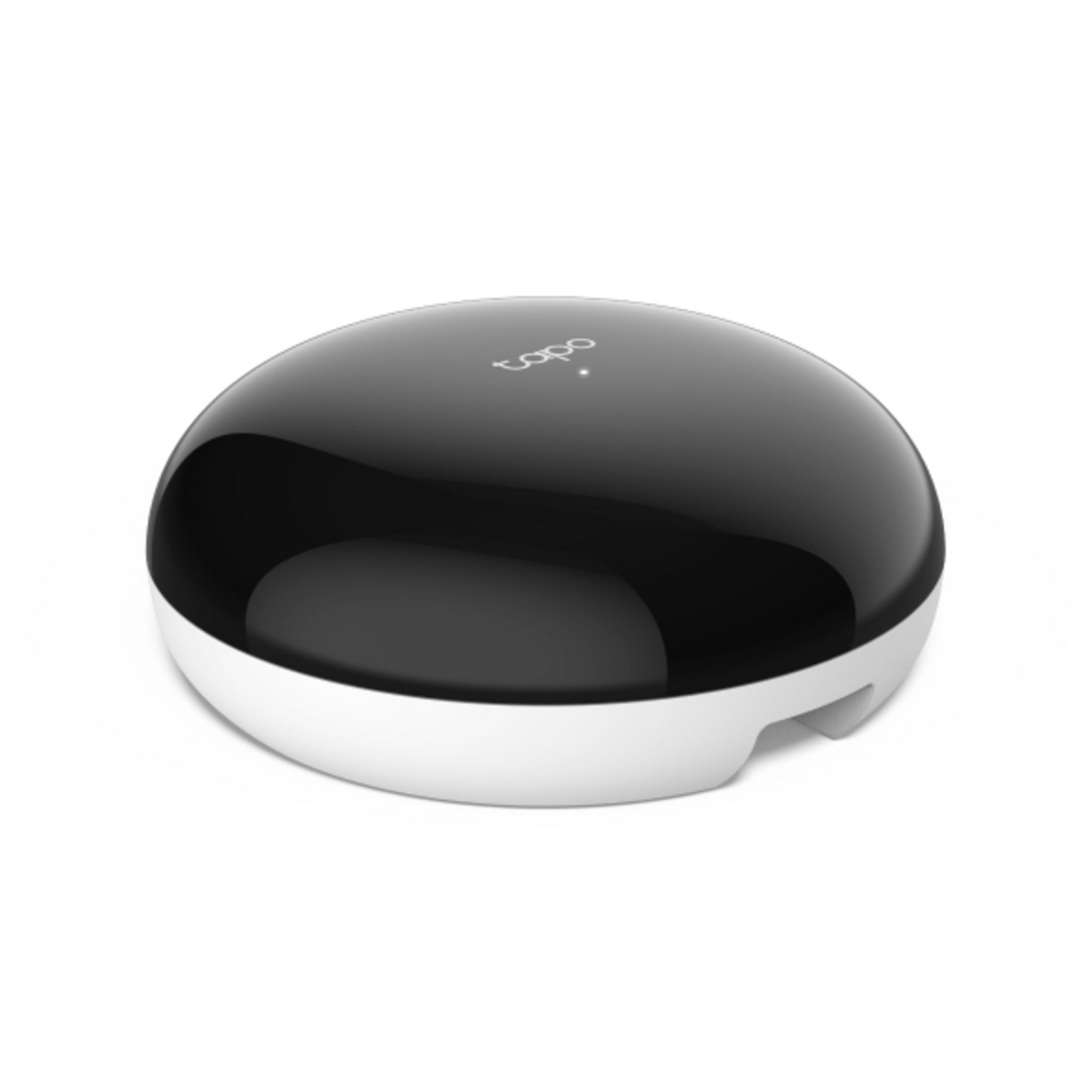 Un piccolo hub smart rotondo, bianco e nero con il logo 'tapo'.