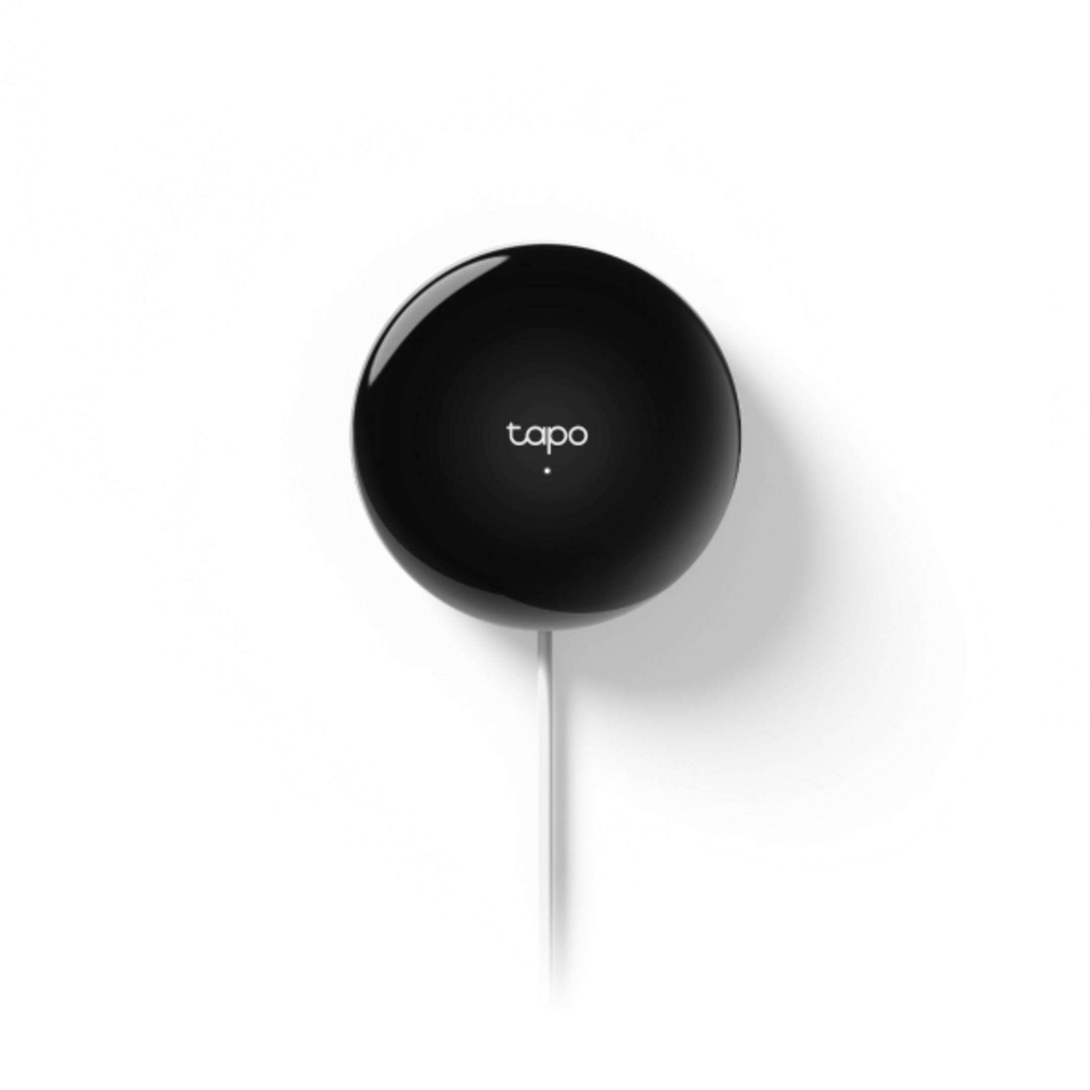 Hub Tapo rotondo nero con cavo bianco su sfondo bianco.