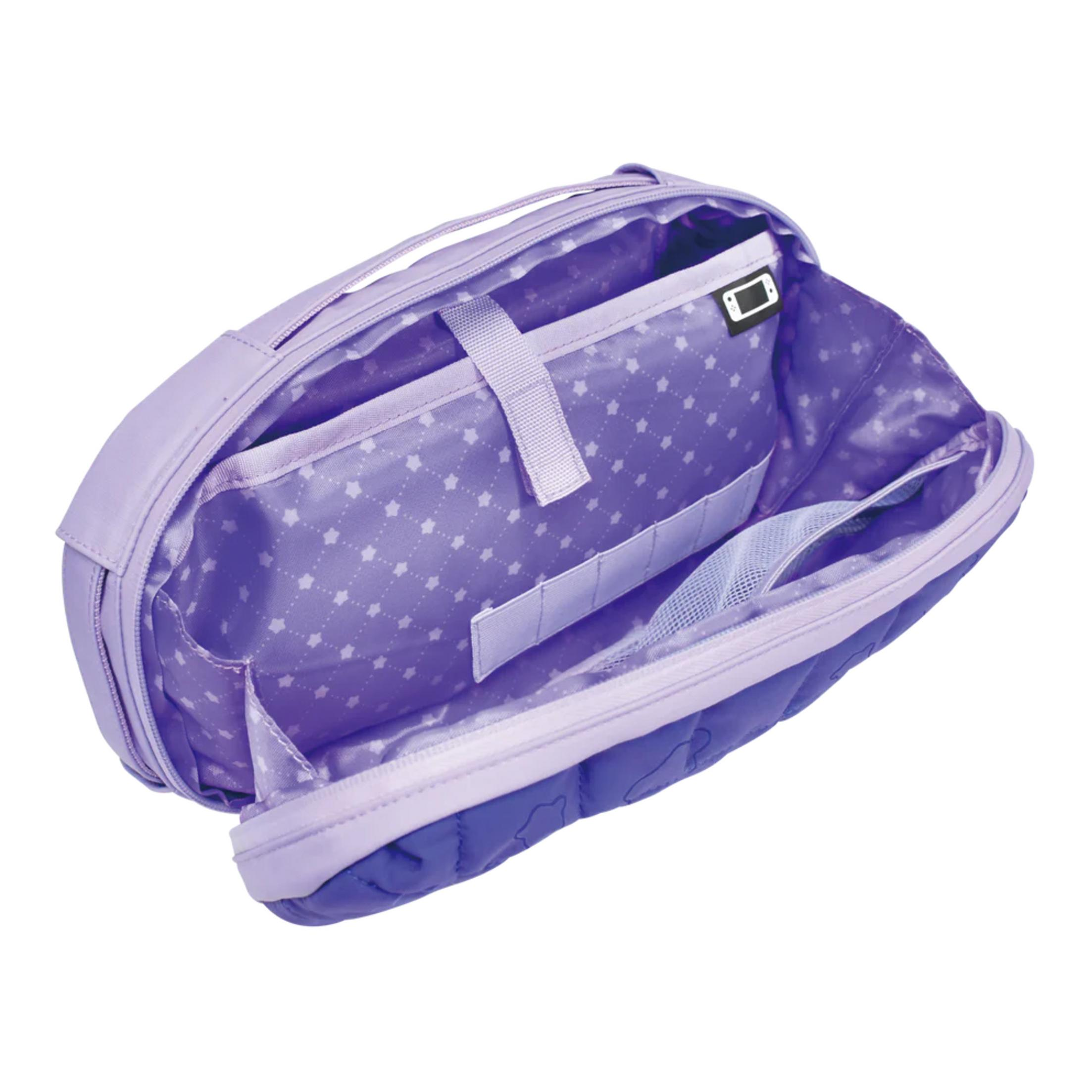Neceser lavanda abierto con estampado de estrellas y múltiples compartimentos.