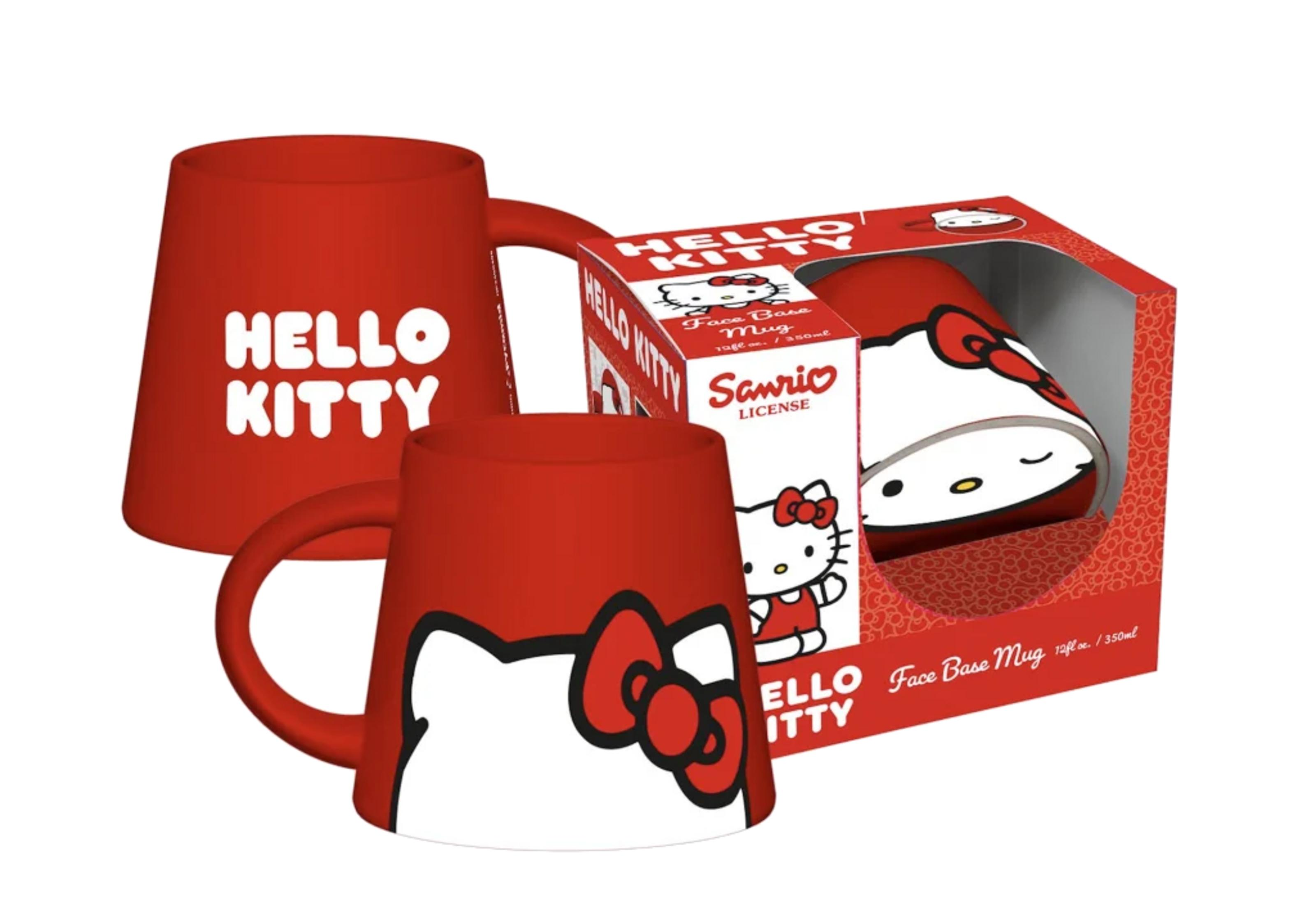 Taza roja de Hello Kitty con estampado y lazo; en embalaje.