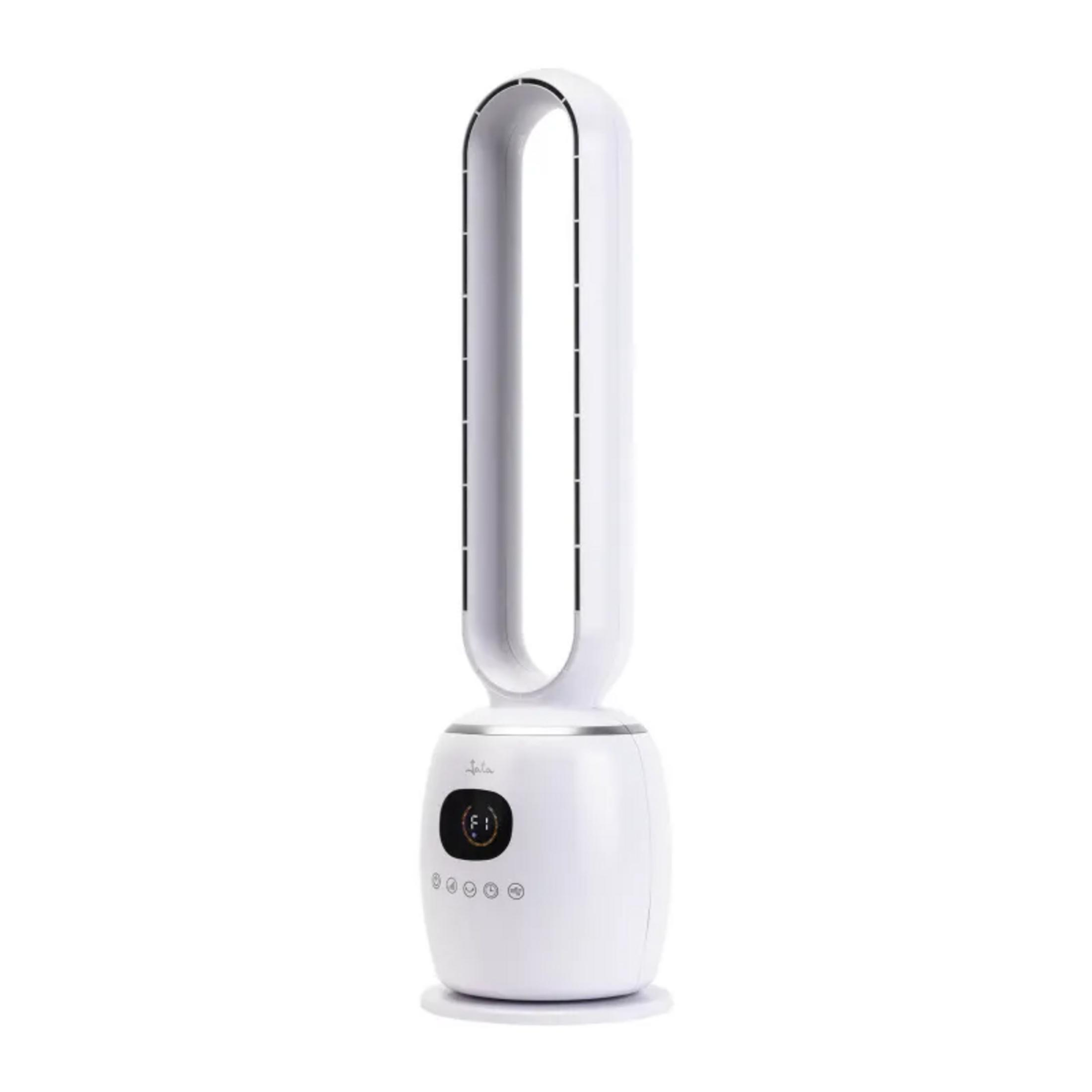 Un ventilador de torre blanco con pantalla digital y controles sobre fondo blanco.