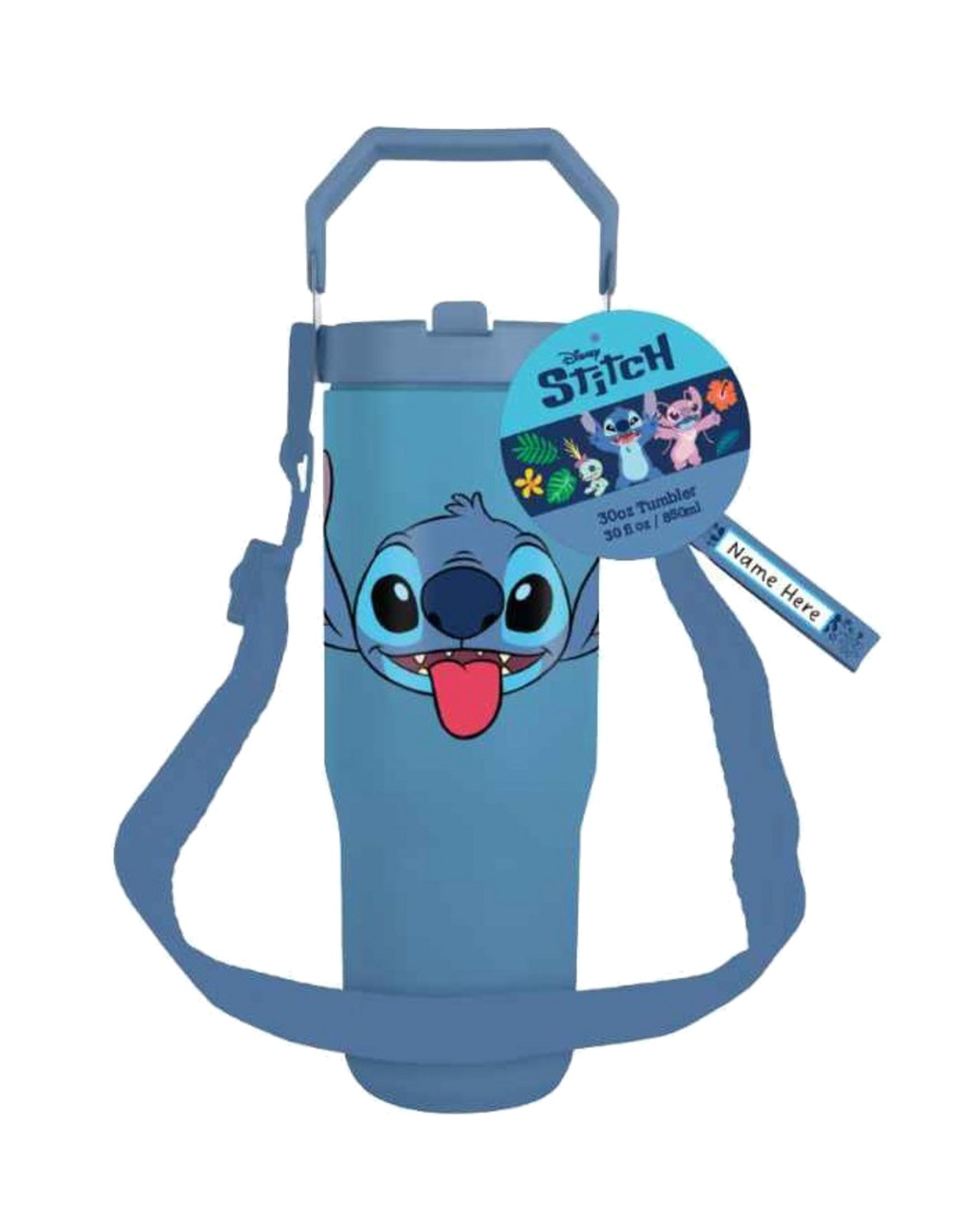 Niebieski kubek ze Stitch i przyjaciółmi, z uchwytem i paskiem.