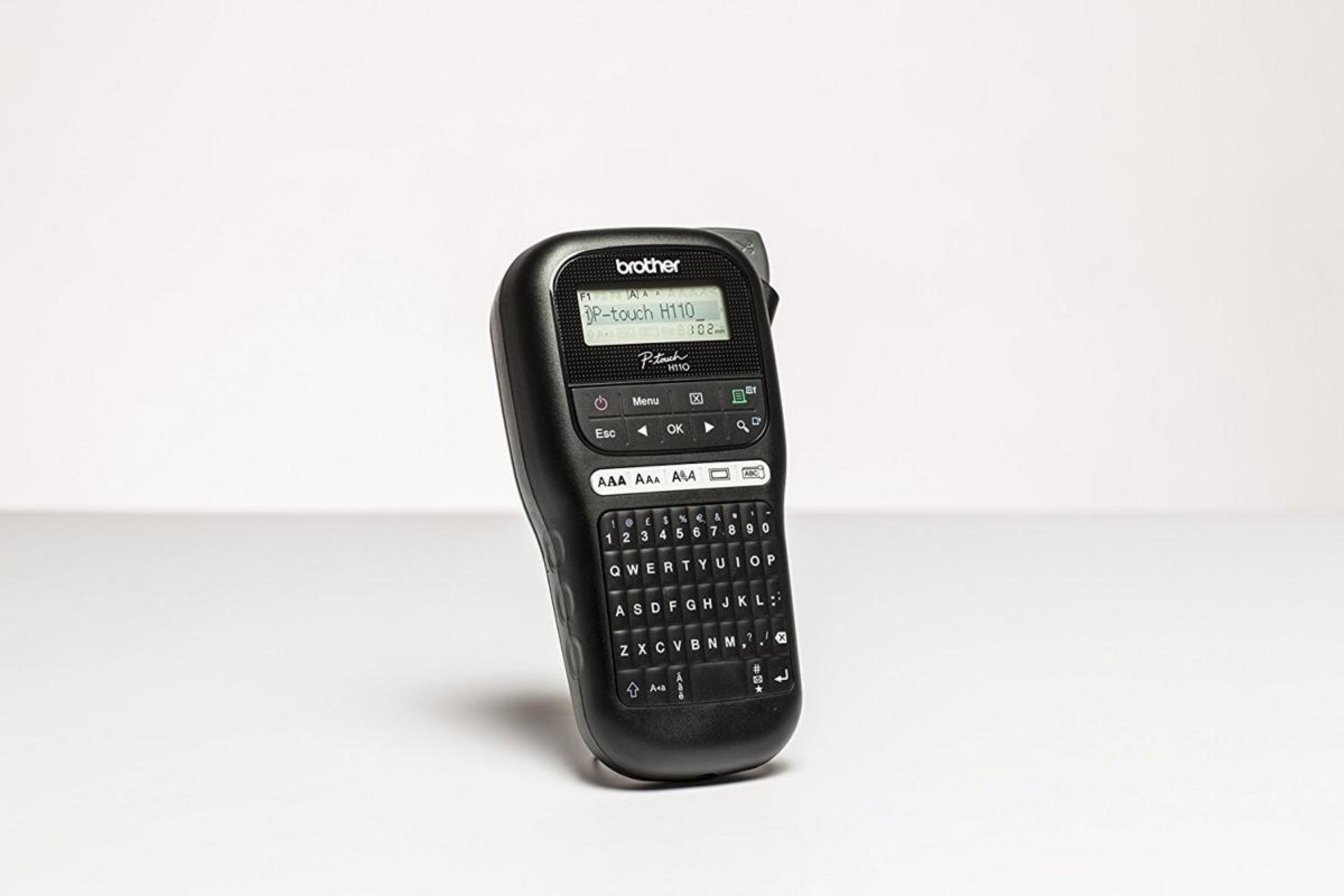 Una etiquetadora Brother P-touch H110 negra con teclado y pantalla.