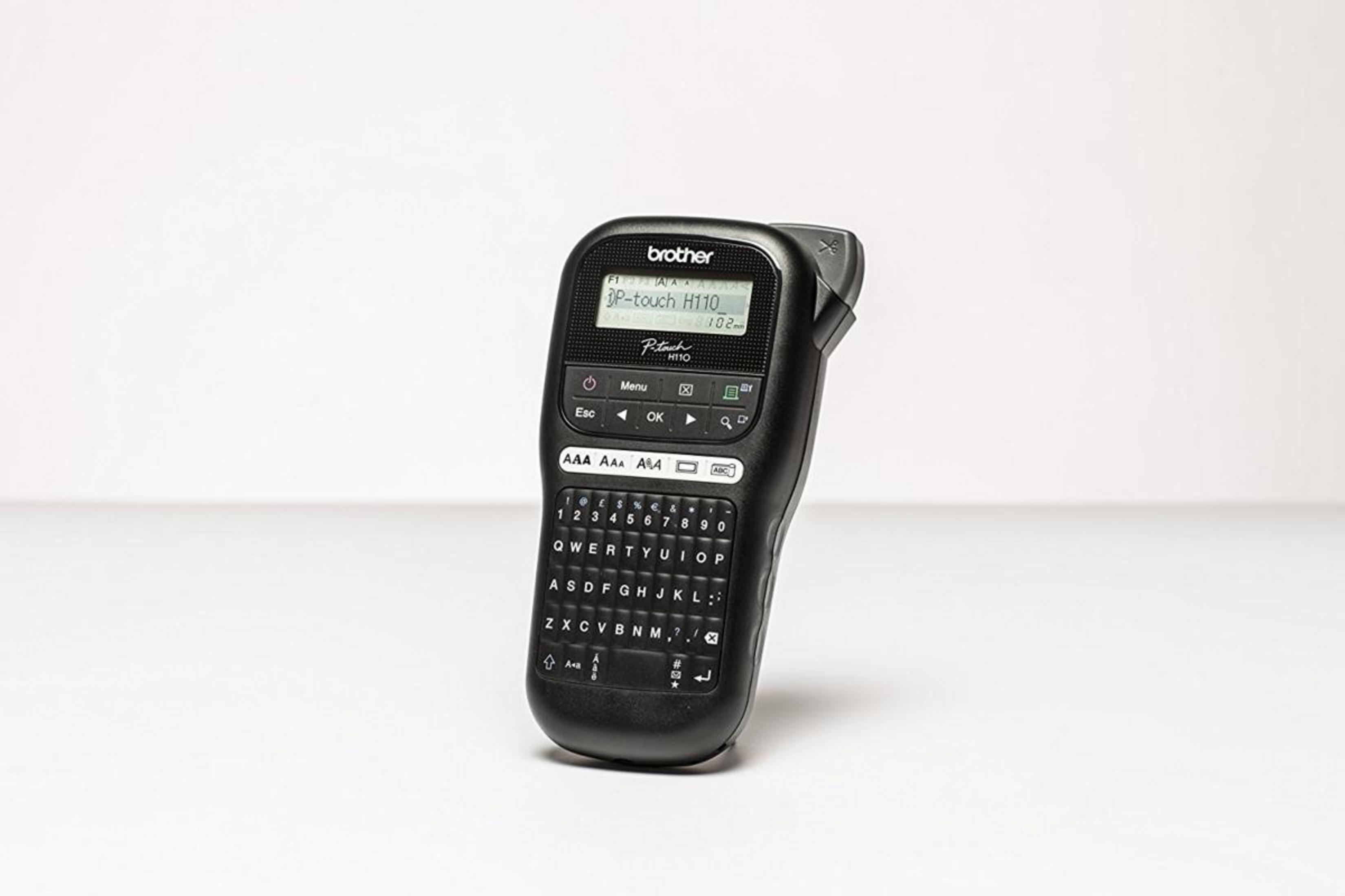 Impresora de etiquetas Brother P-touch H110 negra con teclado QWERTY y pantalla.