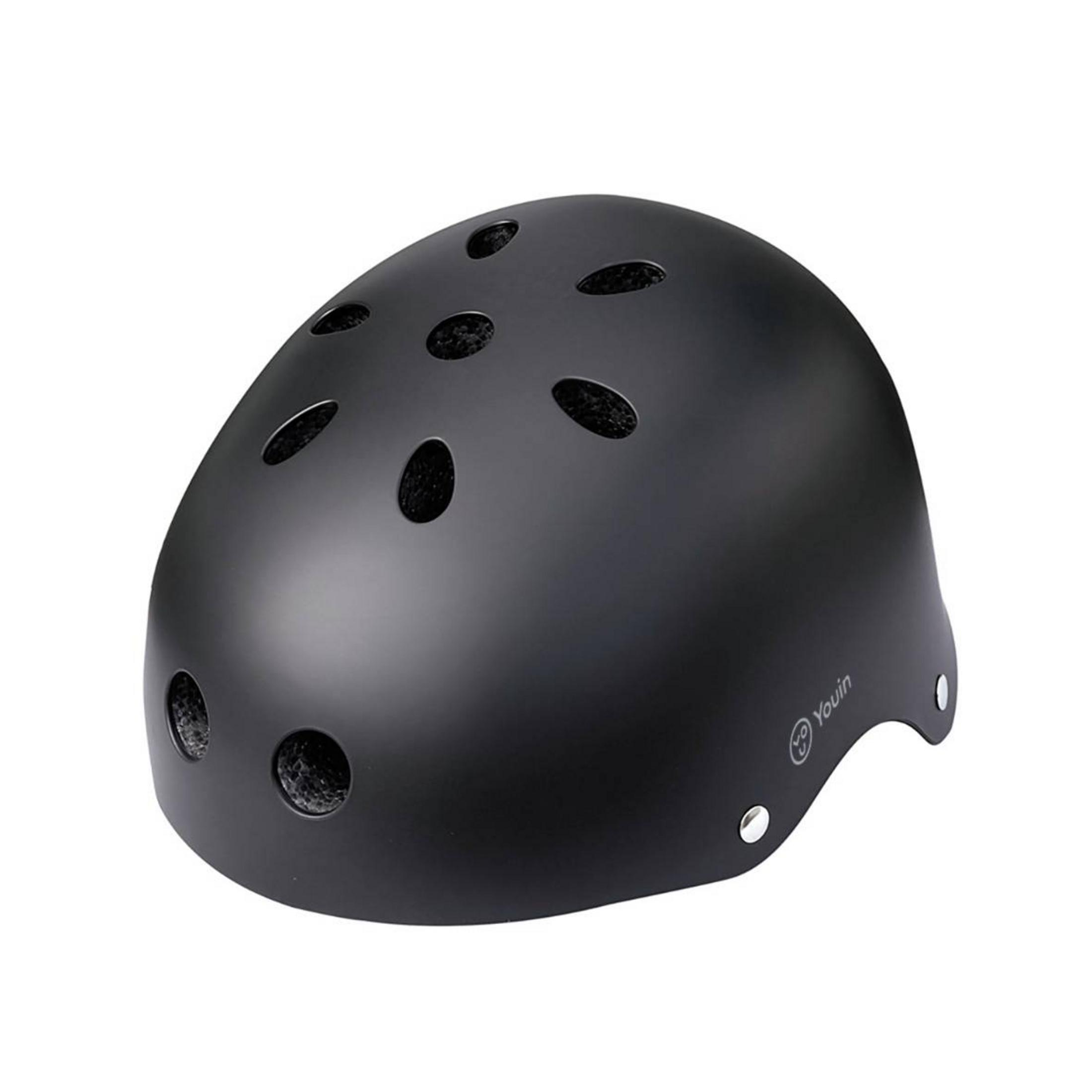 Casco negro con orificios de ventilación y el logo 'Youin'.