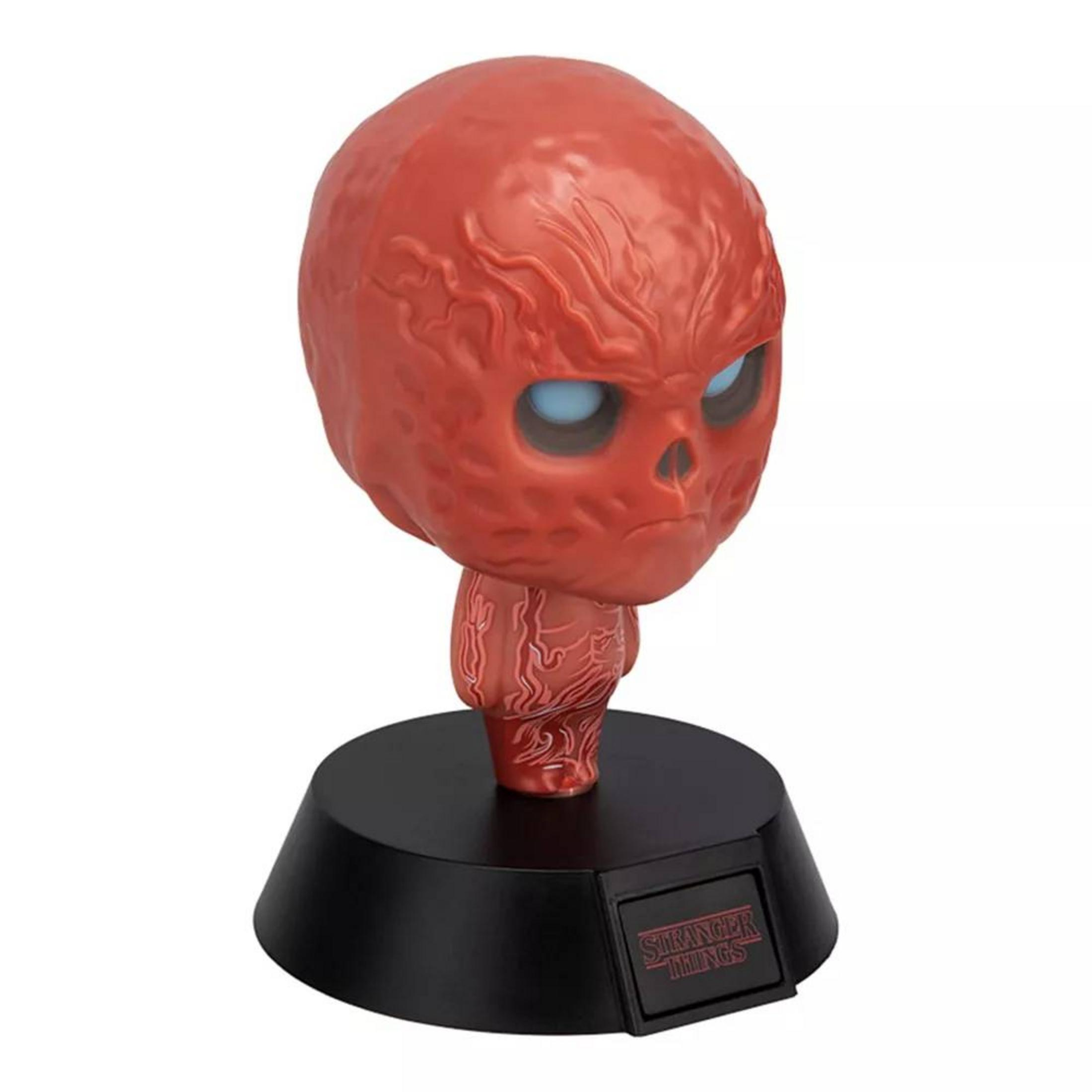 Eine rote Figur mit blauen Augen und einer schwarzen Basis mit Stranger Things Logo.