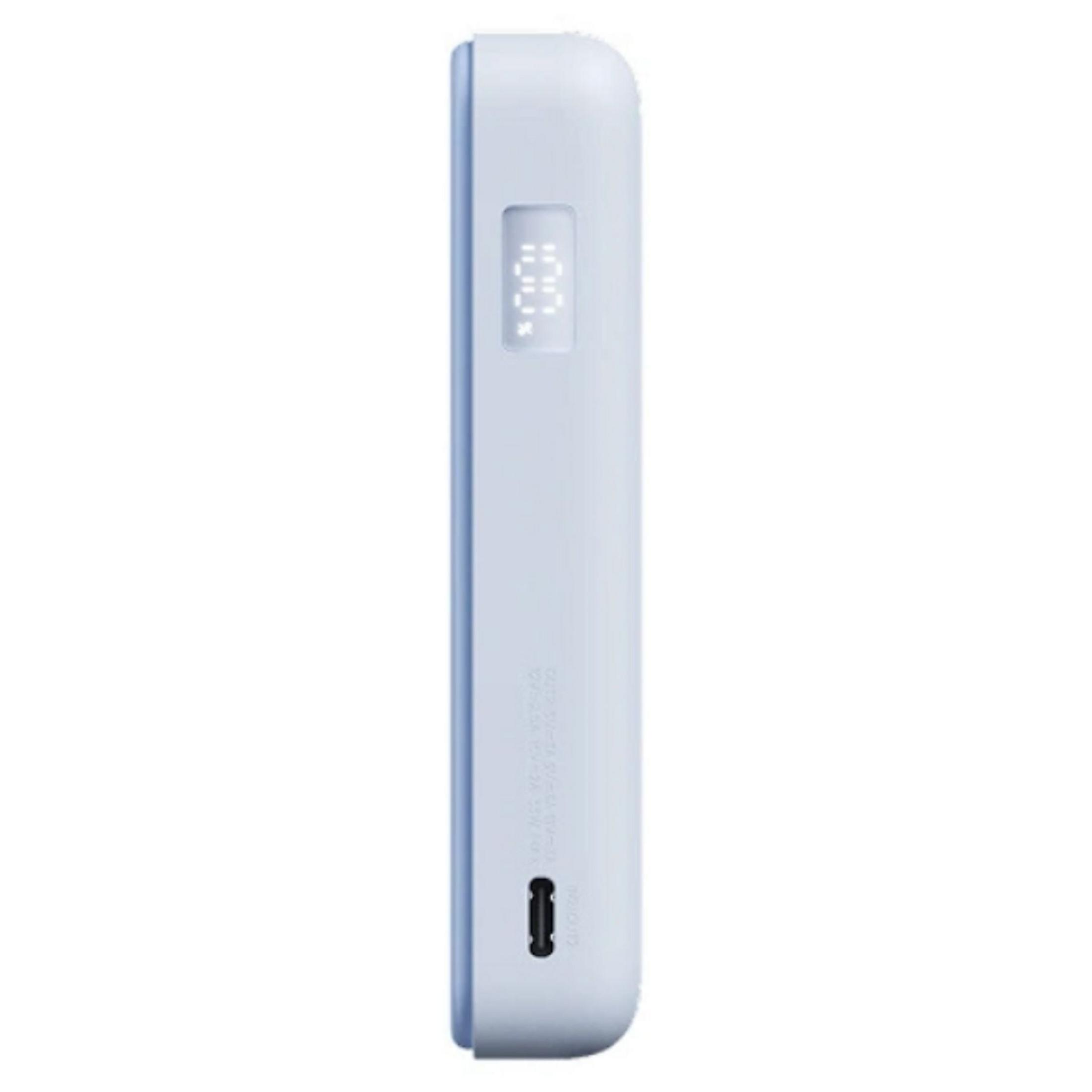 Ein hellblaues Powerbank-Gerät mit einem digitalen Display, das 100% anzeigt.