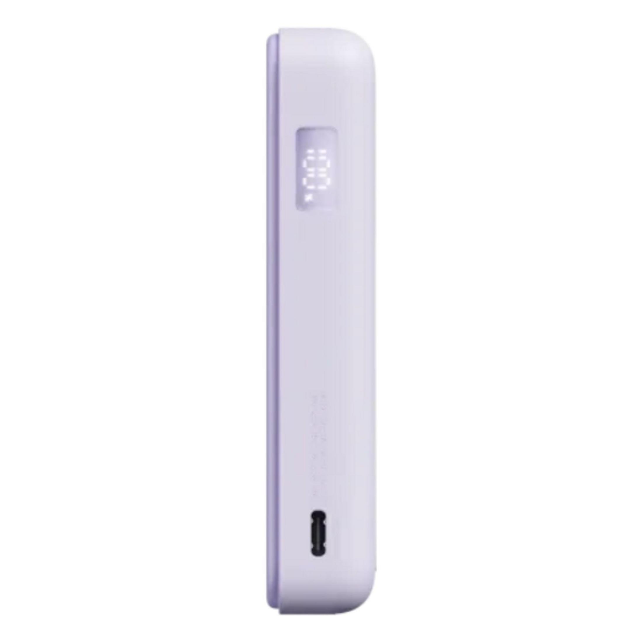 Eine hellviolette Powerbank mit Digitalanzeige, die 100% Ladung zeigt.