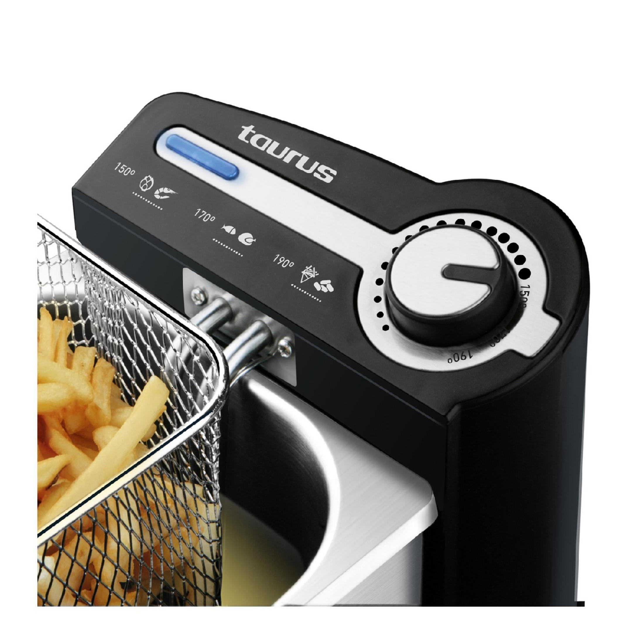 Una friggitrice con un cestello pieno di patatine fritte e controllo temperatura.