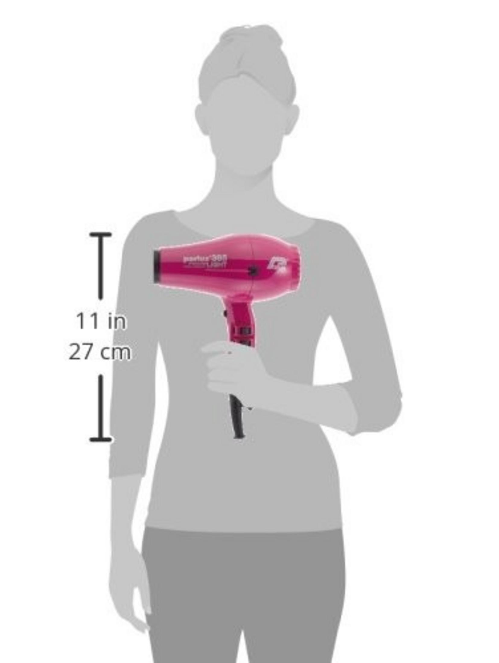 Una persona tiene un asciugacapelli rosa. Una misura è a sinistra.