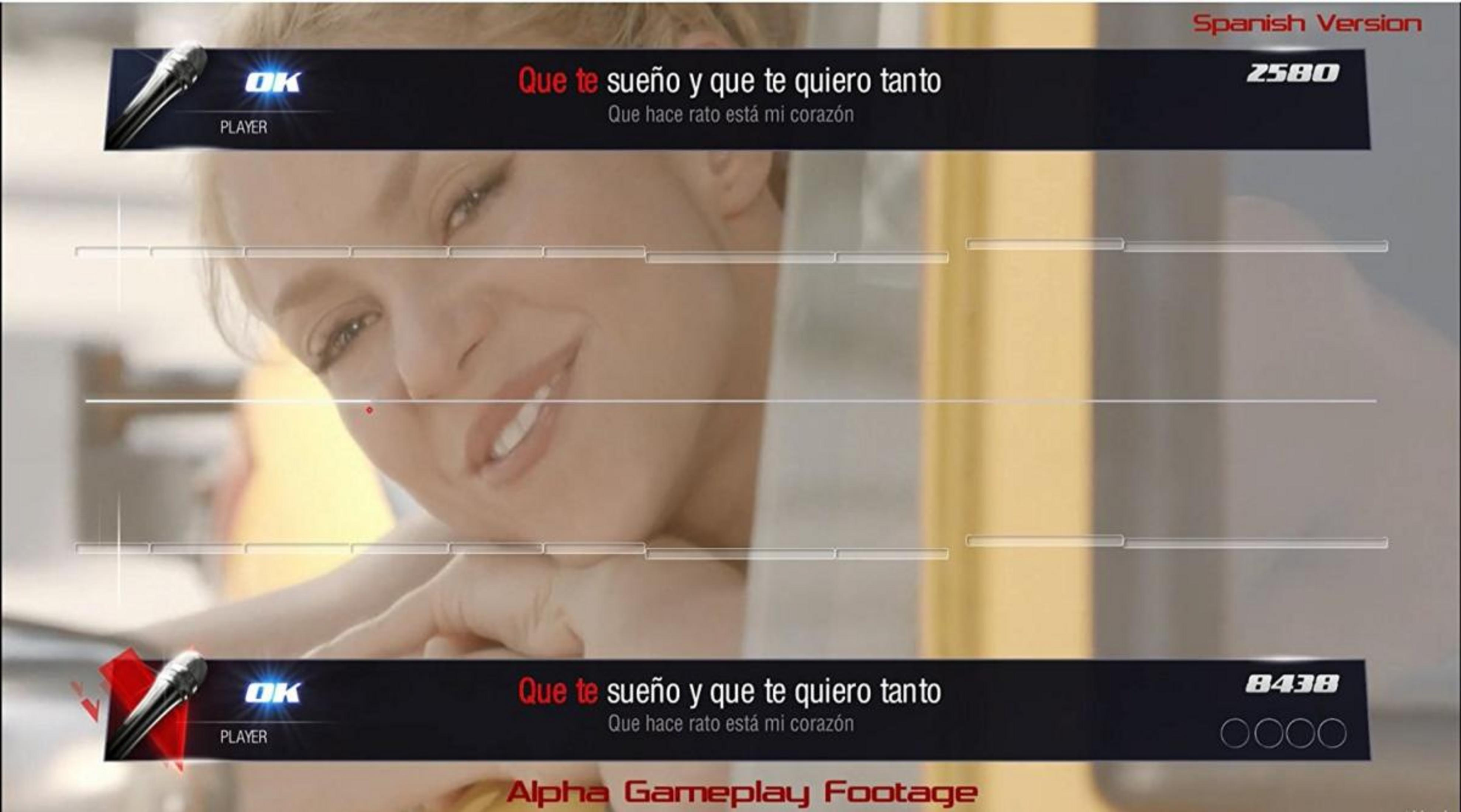 Un uomo canta karaoke, con testo e punteggio visualizzati.