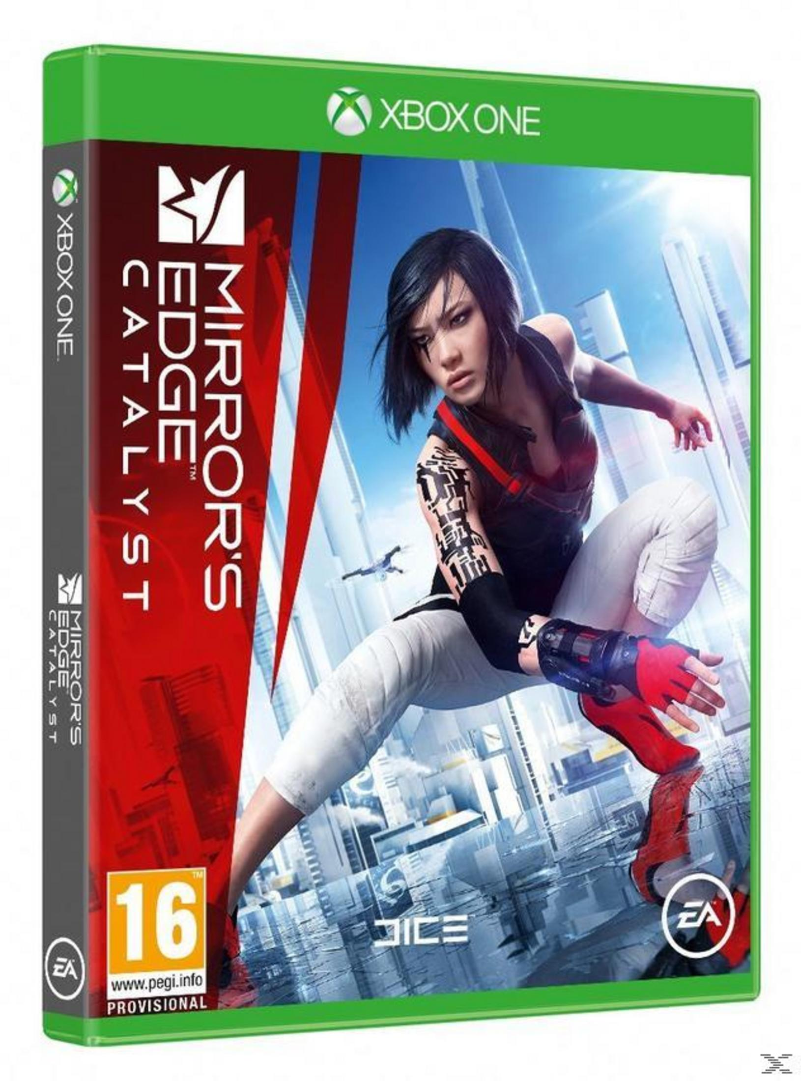 Custodia gioco Xbox One: Donna in pantaloni bianchi, top rosso, tatuaggi, corre.