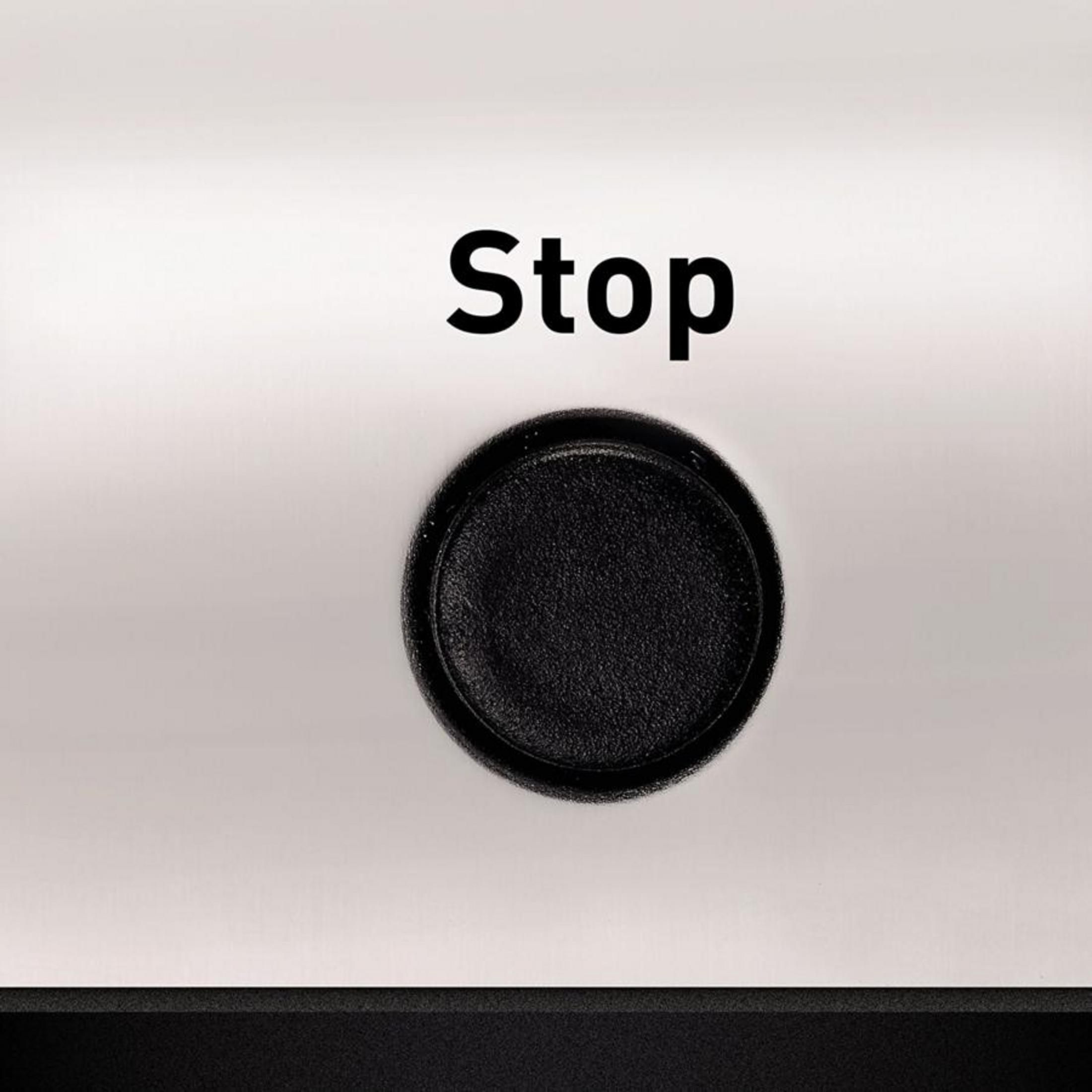 Czarny przycisk ze słowem „Stop” na jasnoszarym tle.