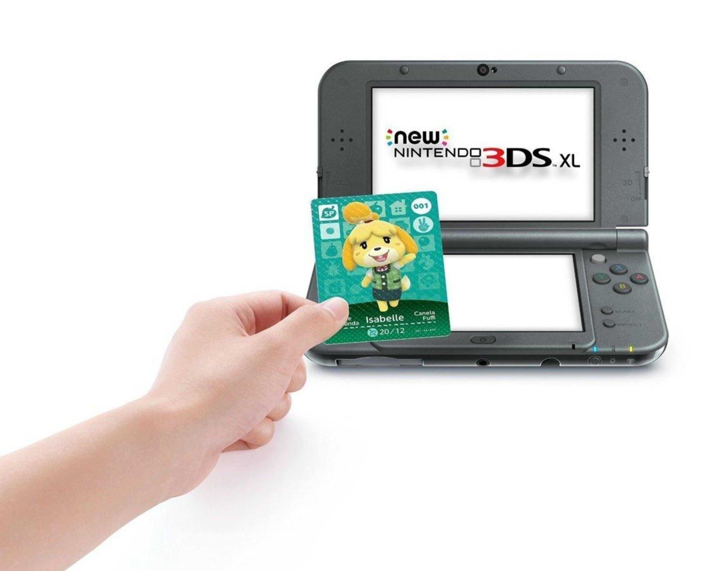 Eine Hand hält eine Isabelle Amiibo-Karte vor einem geöffneten Nintendo 3DS XL.
