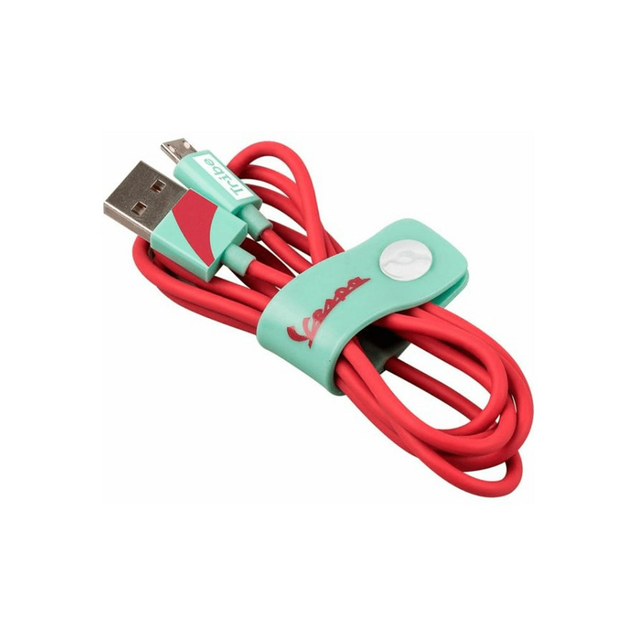 Un cavo di ricarica rosso con supporto verde menta e logo Vespa.