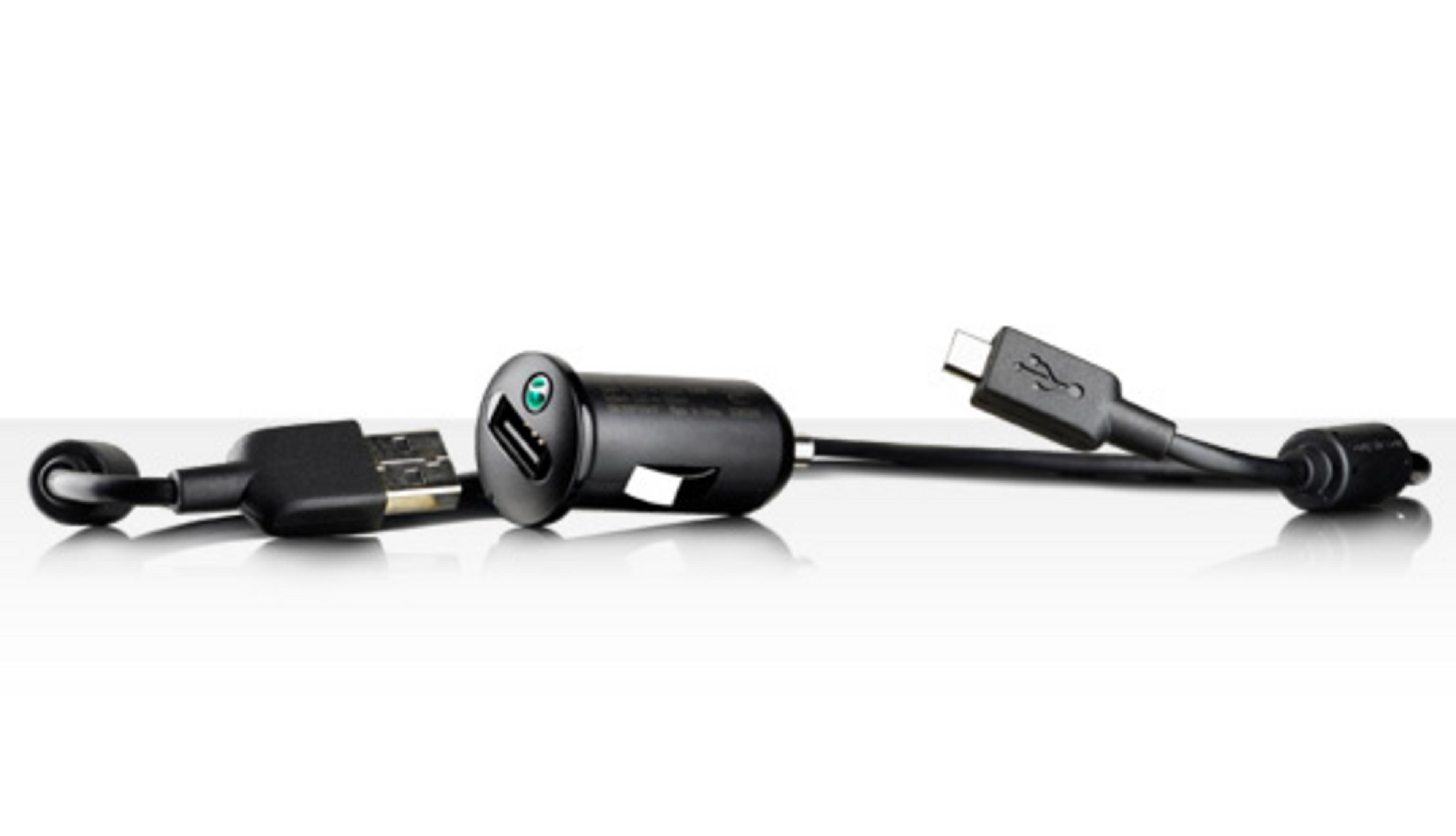 Zwei schwarze USB-Kabel mit unterschiedlichen Anschlüssen auf weißem Hintergrund.