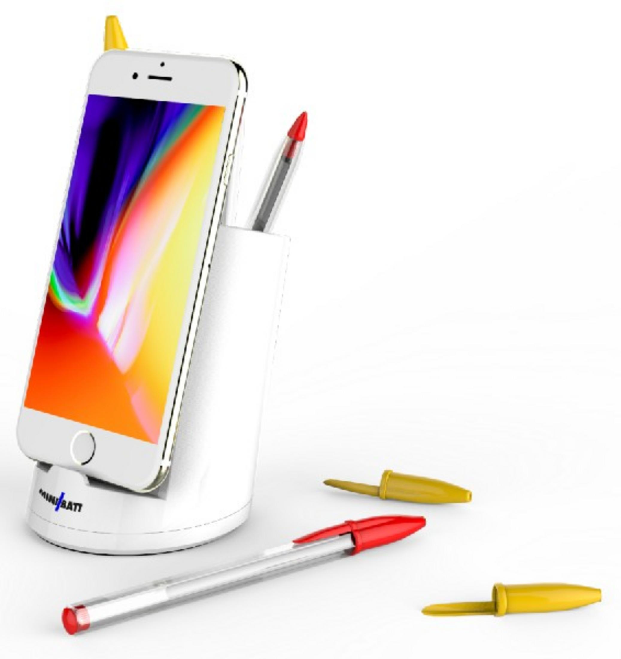 Un smartphone en un portalápices blanco con dos bolígrafos. Tres bolígrafos al lado.
