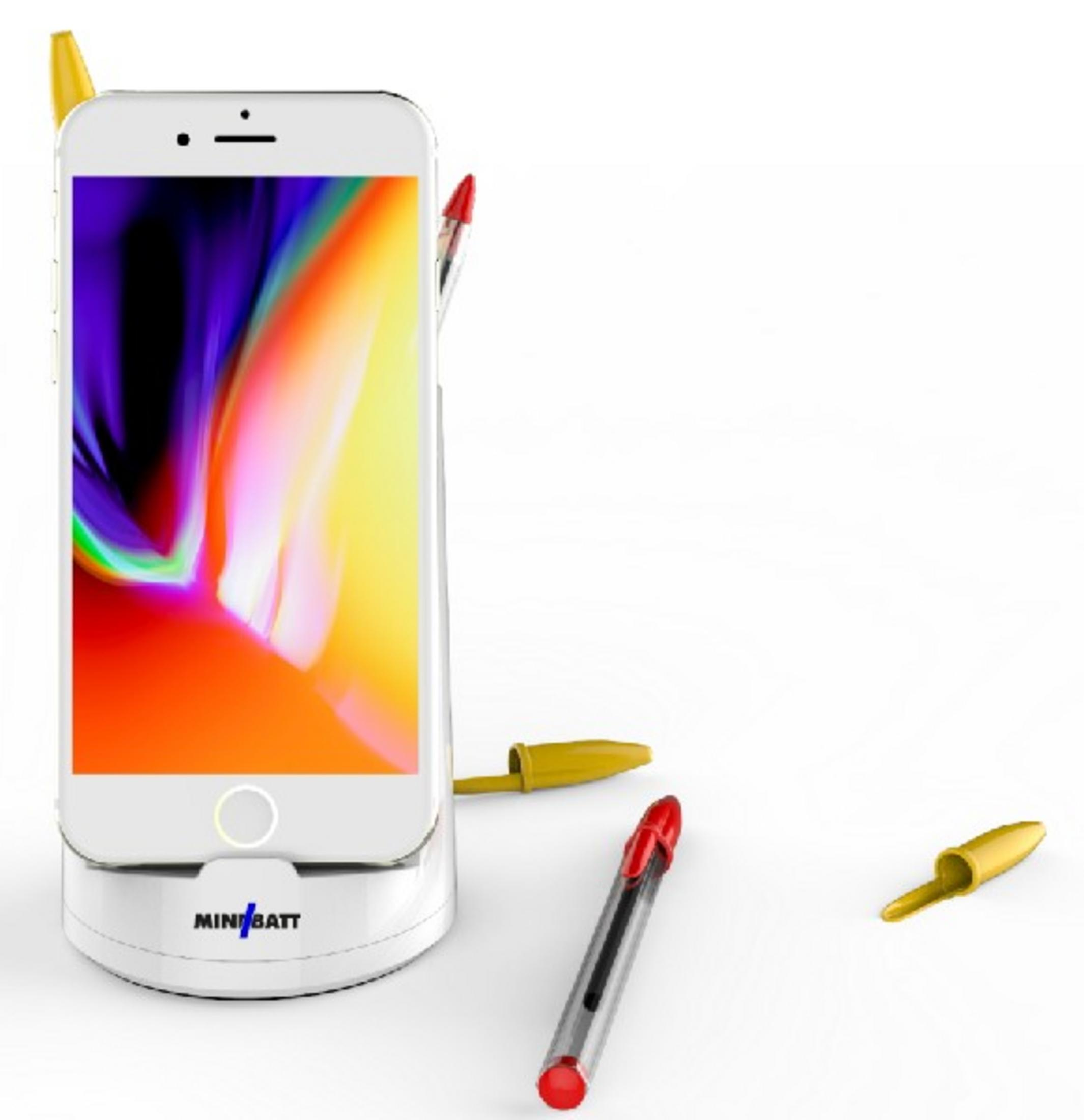 Un smartphone en una base de carga blanca con bolígrafos.