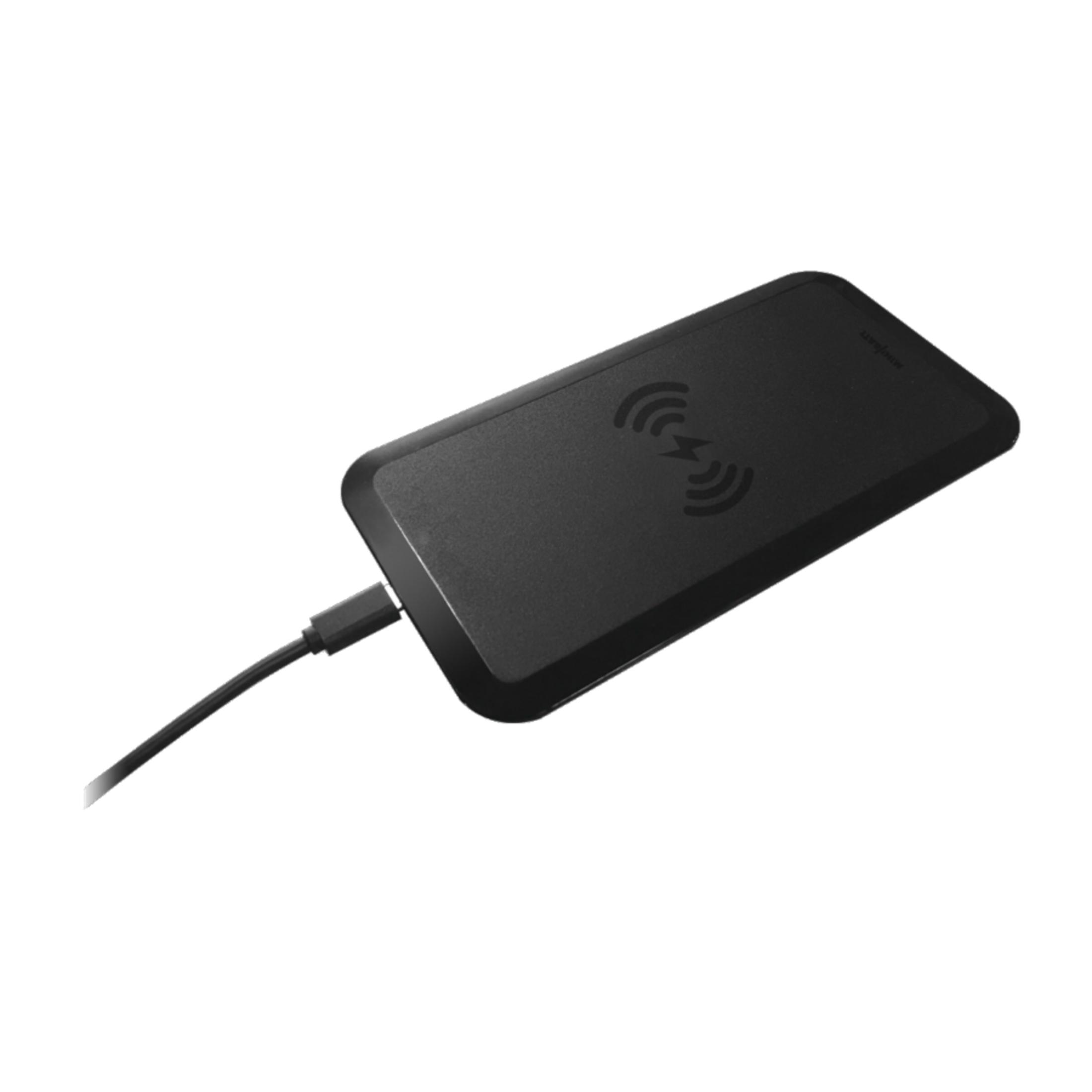 Cargador inalámbrico negro con cable USB-C conectado al costado.