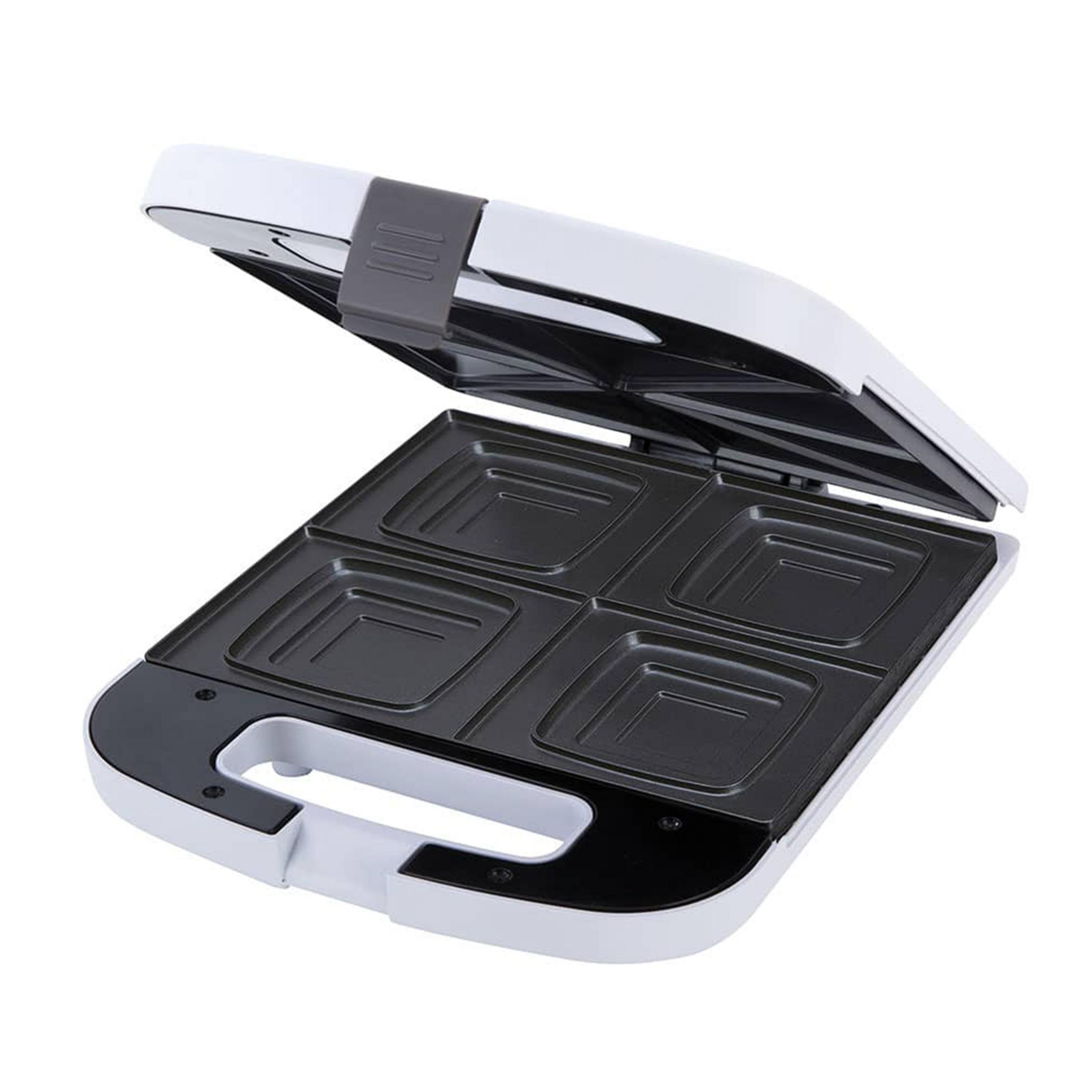Un sandwich maker bianco aperto con quattro piastre riscaldanti quadrate su sfondo nero.