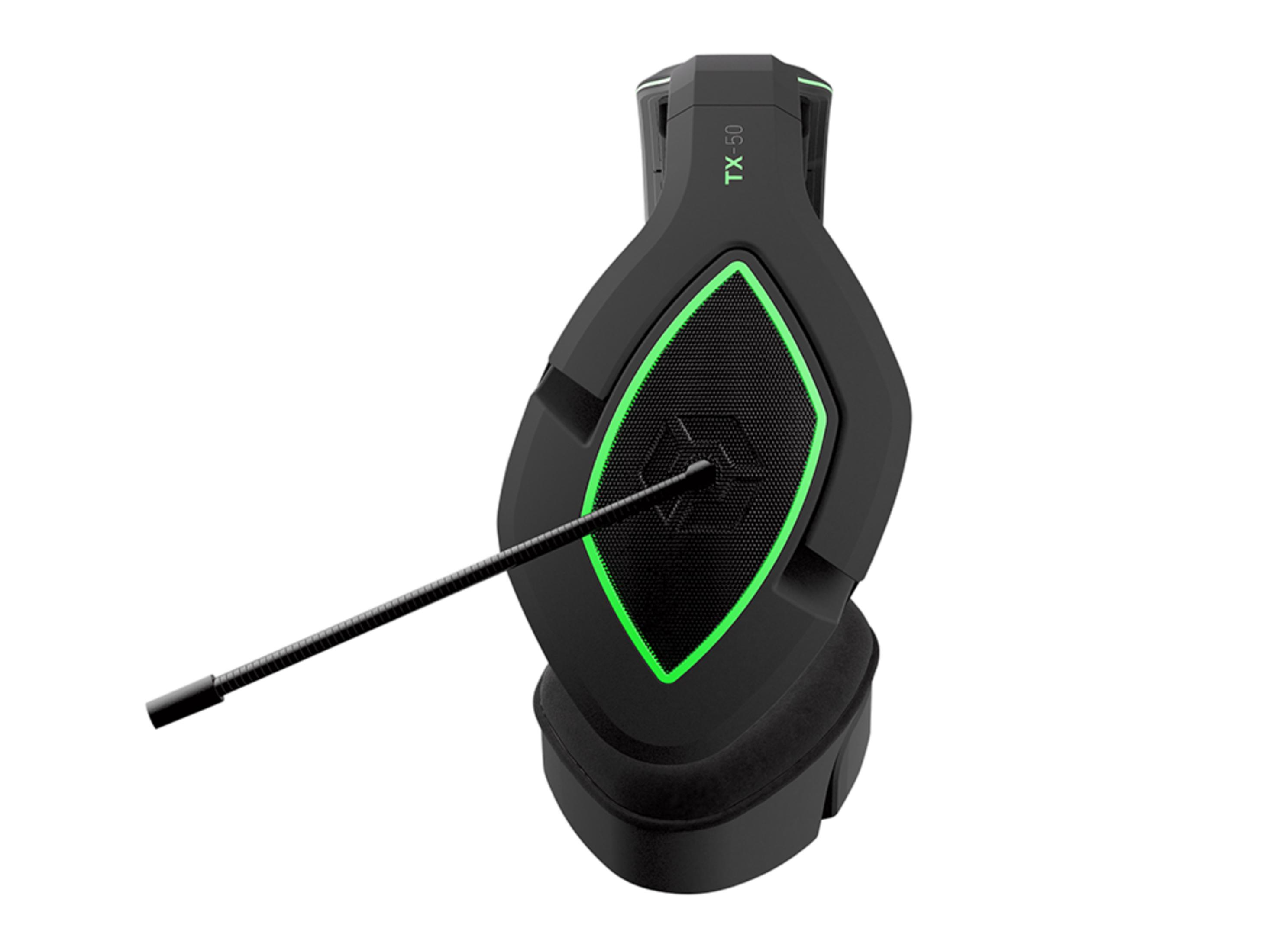 Cuffie da gaming nere con microfono e illuminazione verde.