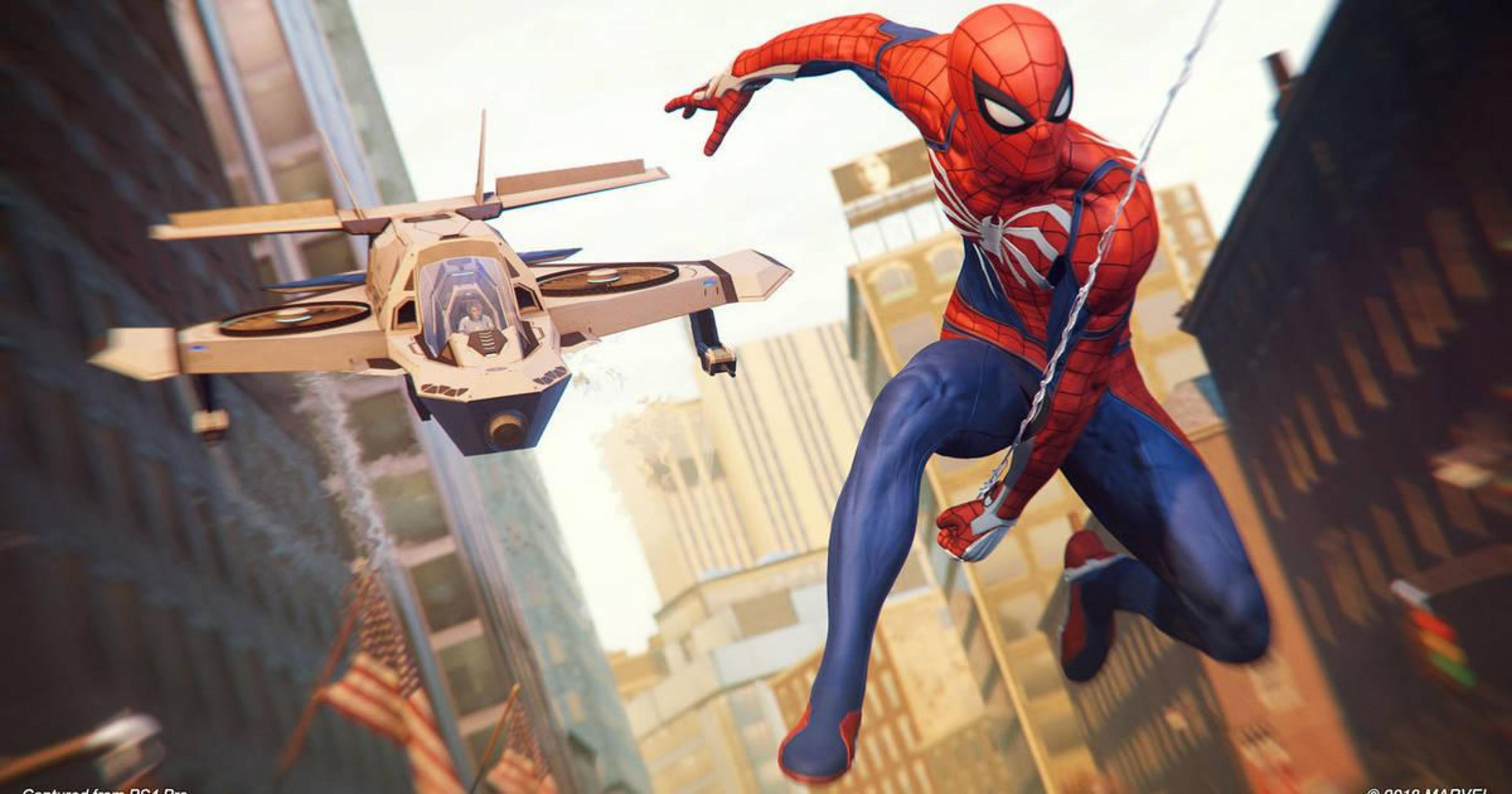 Spider-Man si libra vicino a un jet drone in città, pilota visibile.