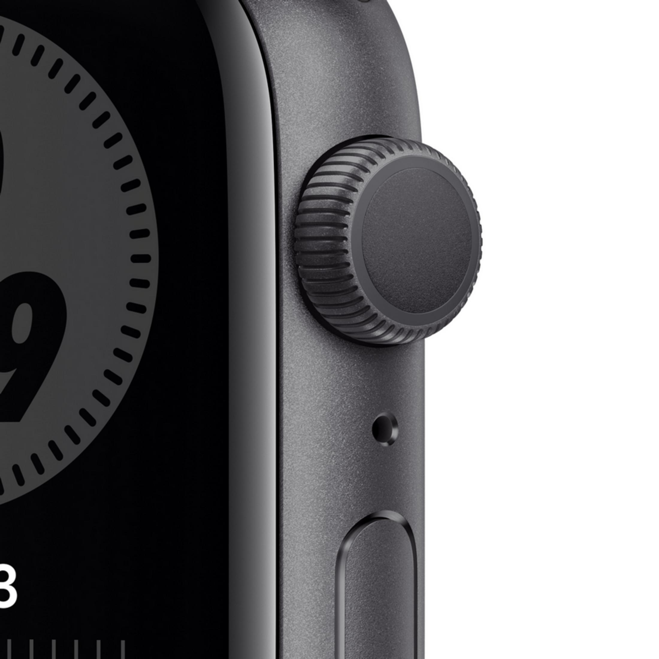 Primer plano de un reloj inteligente negro que muestra una esfera de reloj digital con el número 9.