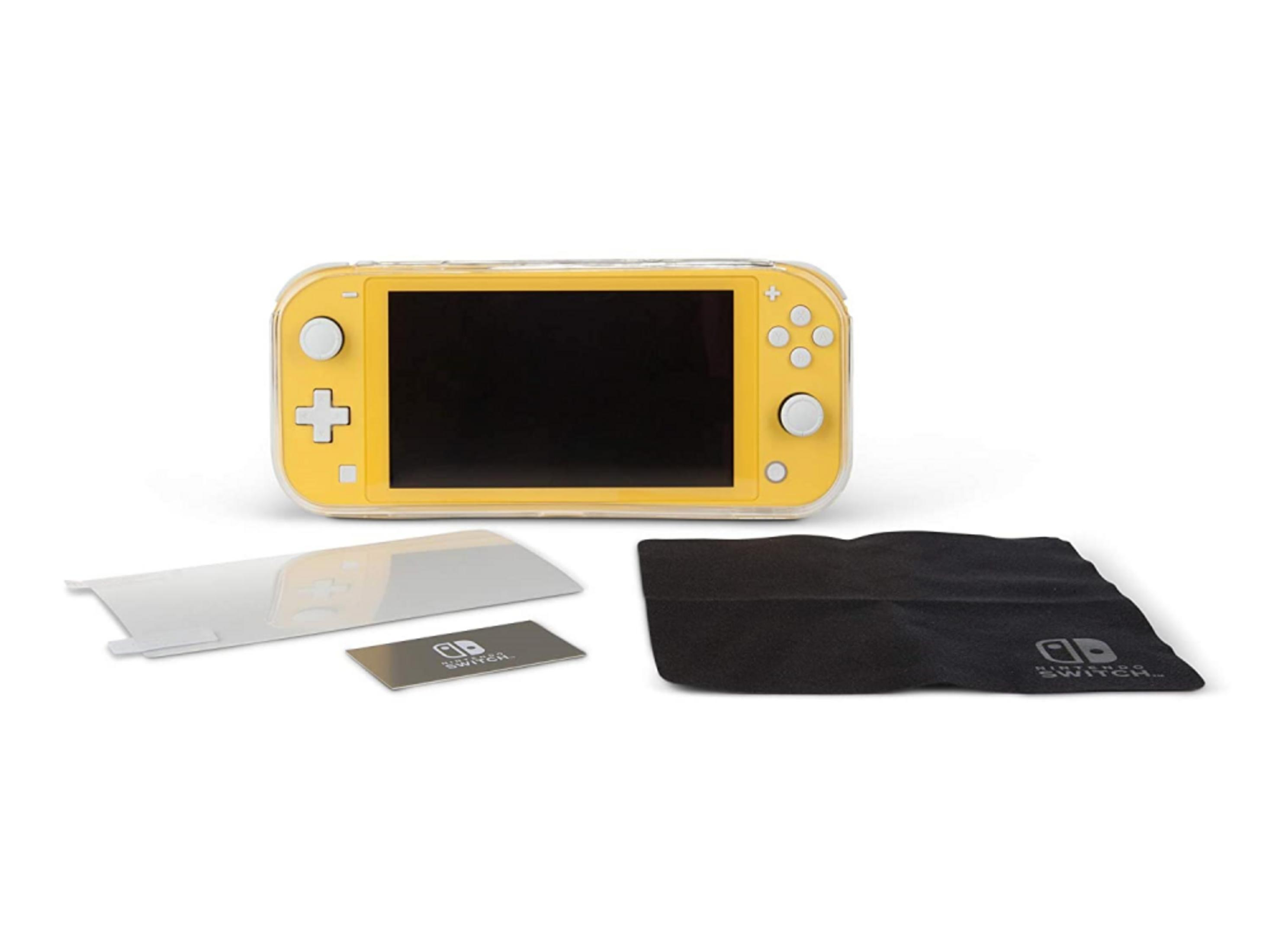 Una Nintendo Switch Lite amarilla con accesorios, protector de pantalla y paño.