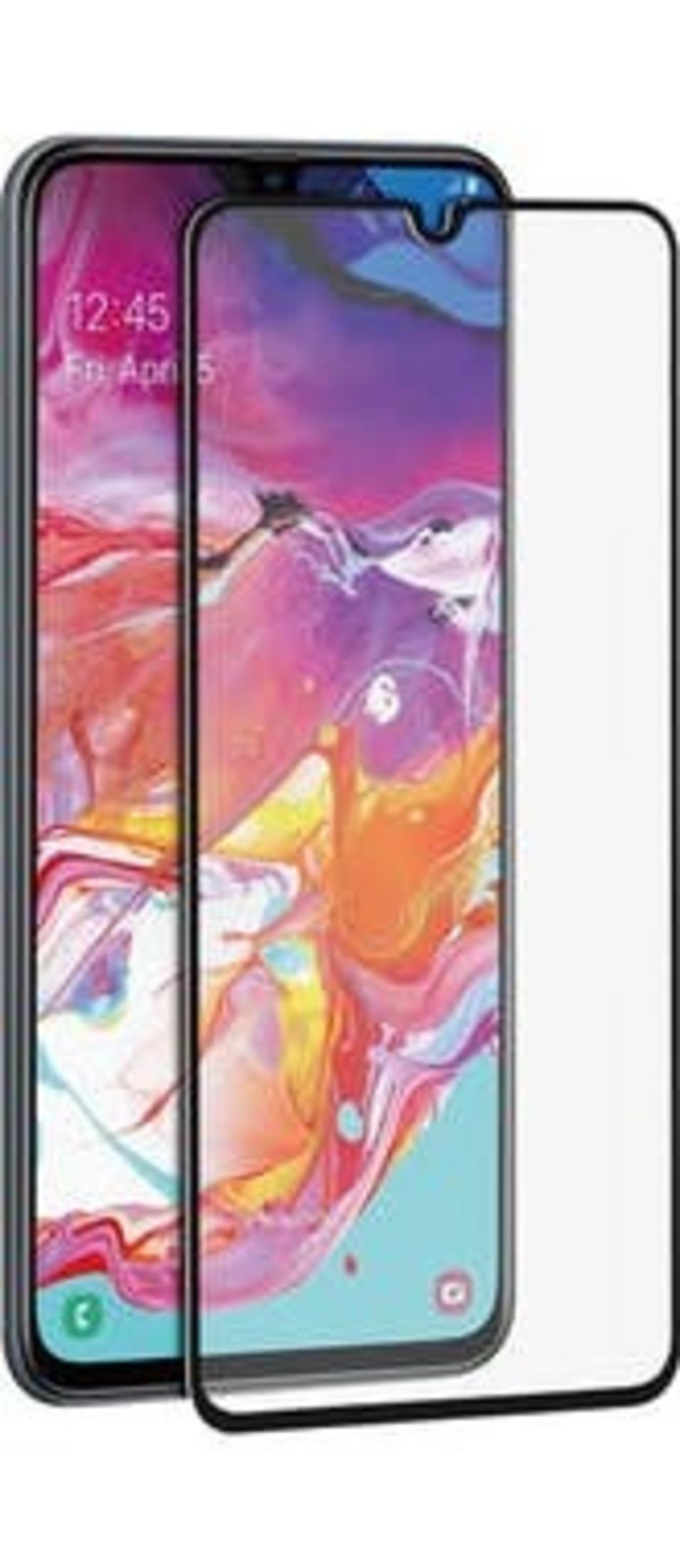 Uno smartphone nero con uno sfondo colorato e una protezione per lo schermo.