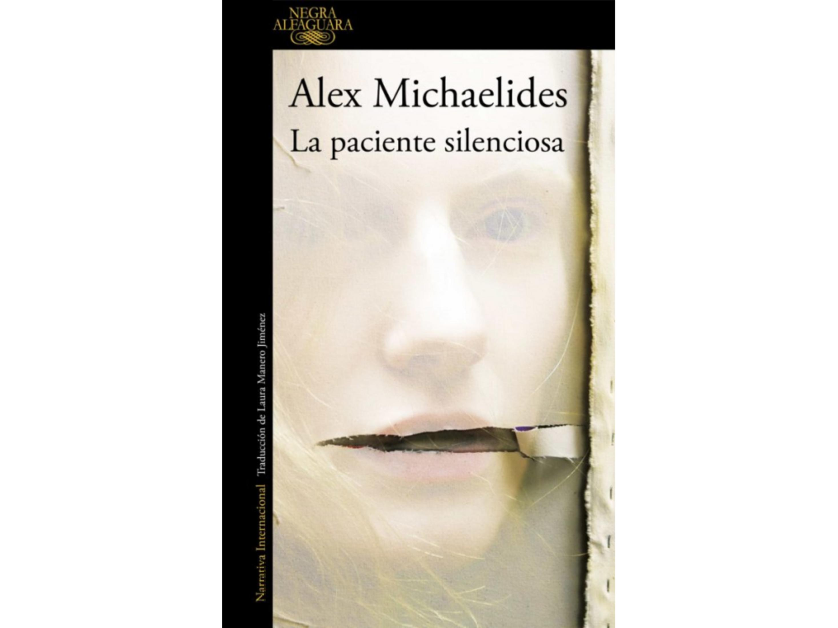 Portada: Rostro pálido tras papel rasgado. Título: Alex Michaelides, La paciente silenciosa.