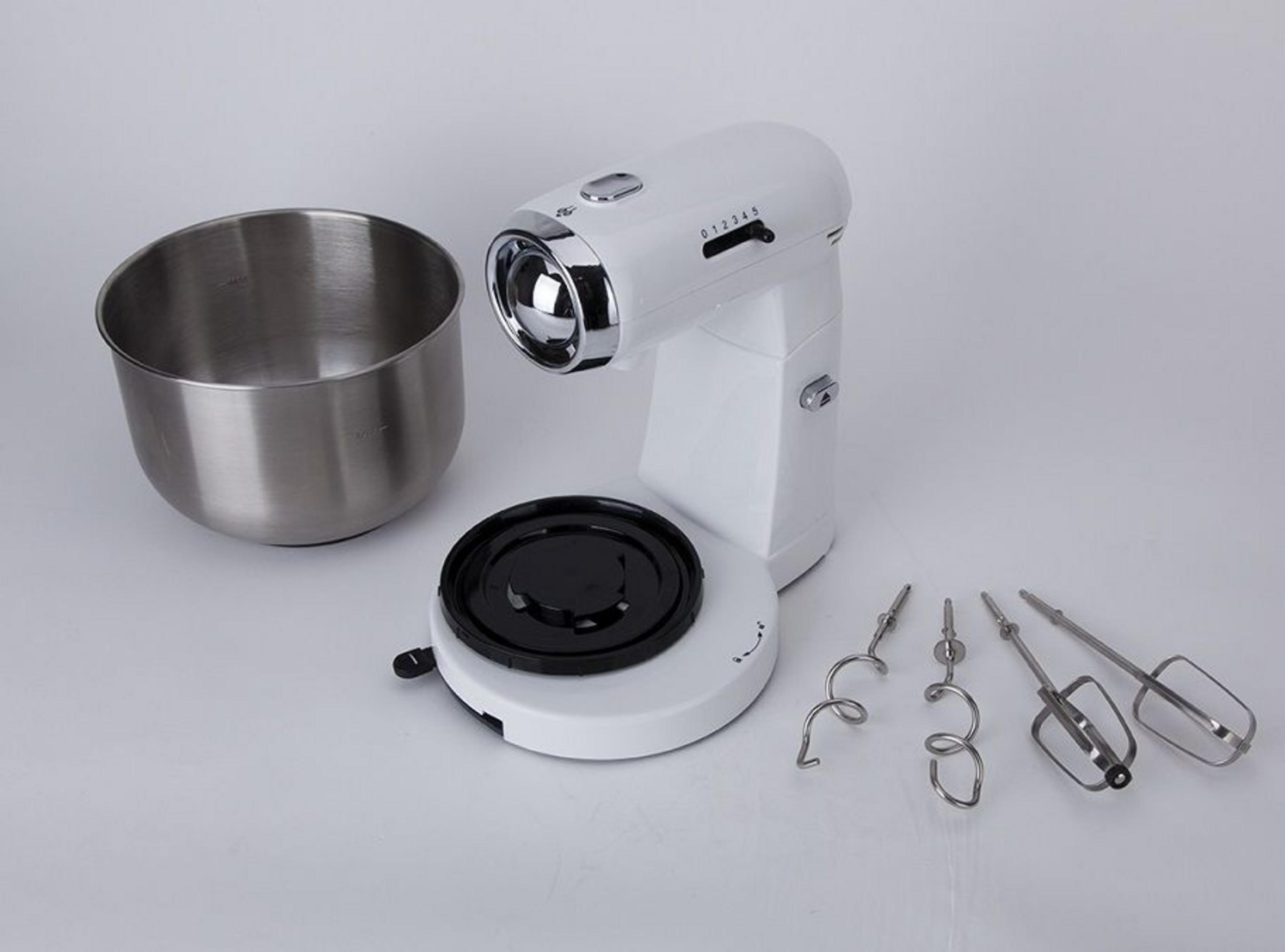 Un batidora de pie blanca con accesorios: bol de acero inoxidable, batidor, gancho.