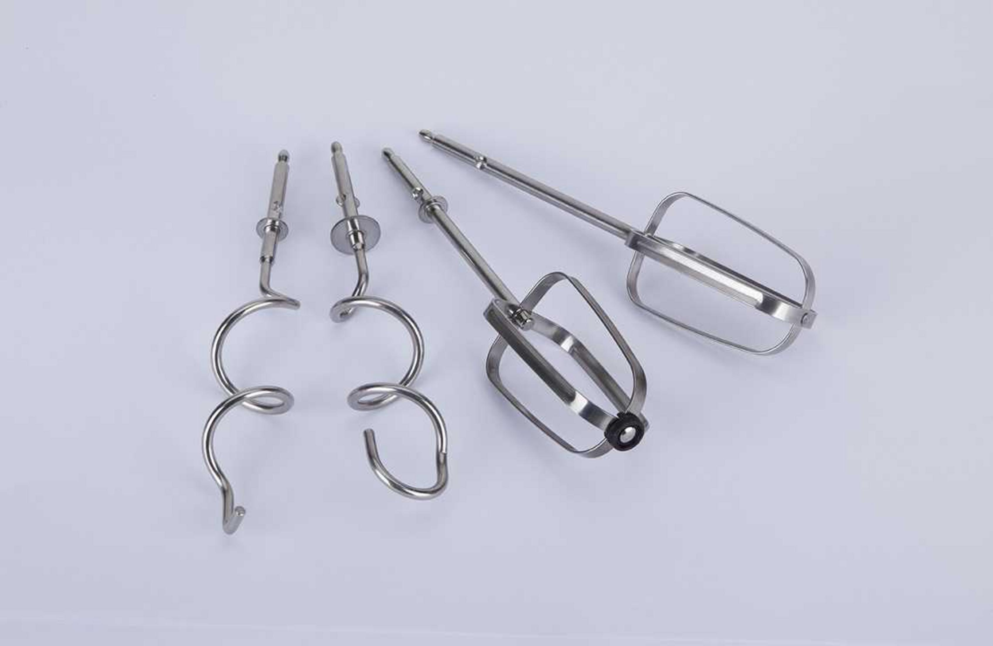 Tres varillas metálicas para batidora de mano sobre fondo gris.