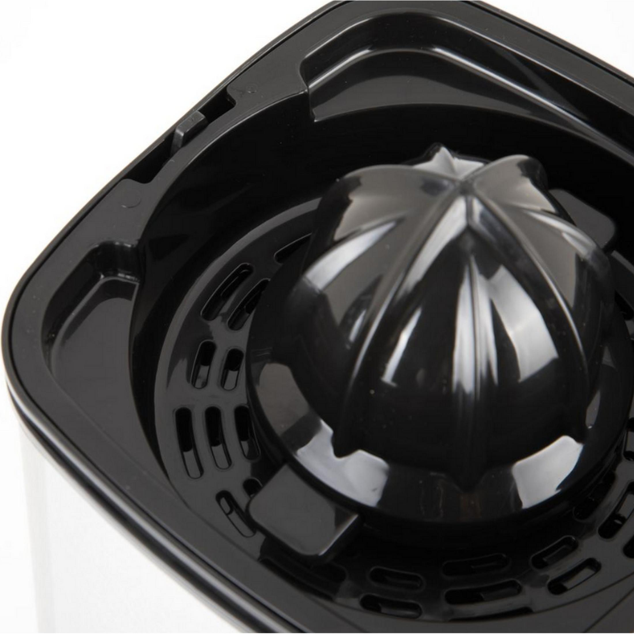 Primer plano de un accesorio exprimidor negro con estrías y orificios de ventilación.