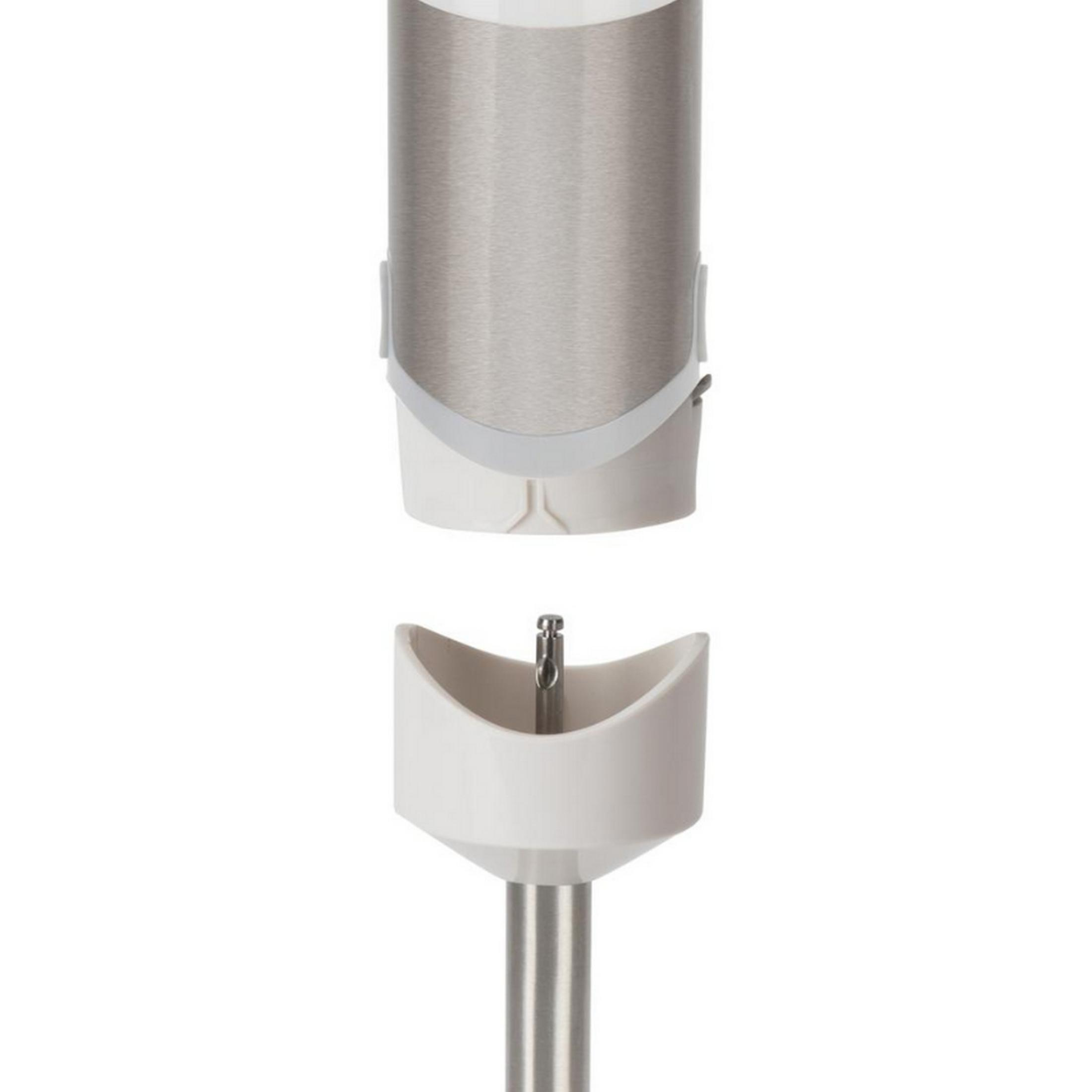 Primer plano de una batidora de mano con cuerpo de metal plateado y parte de plástico blanco.