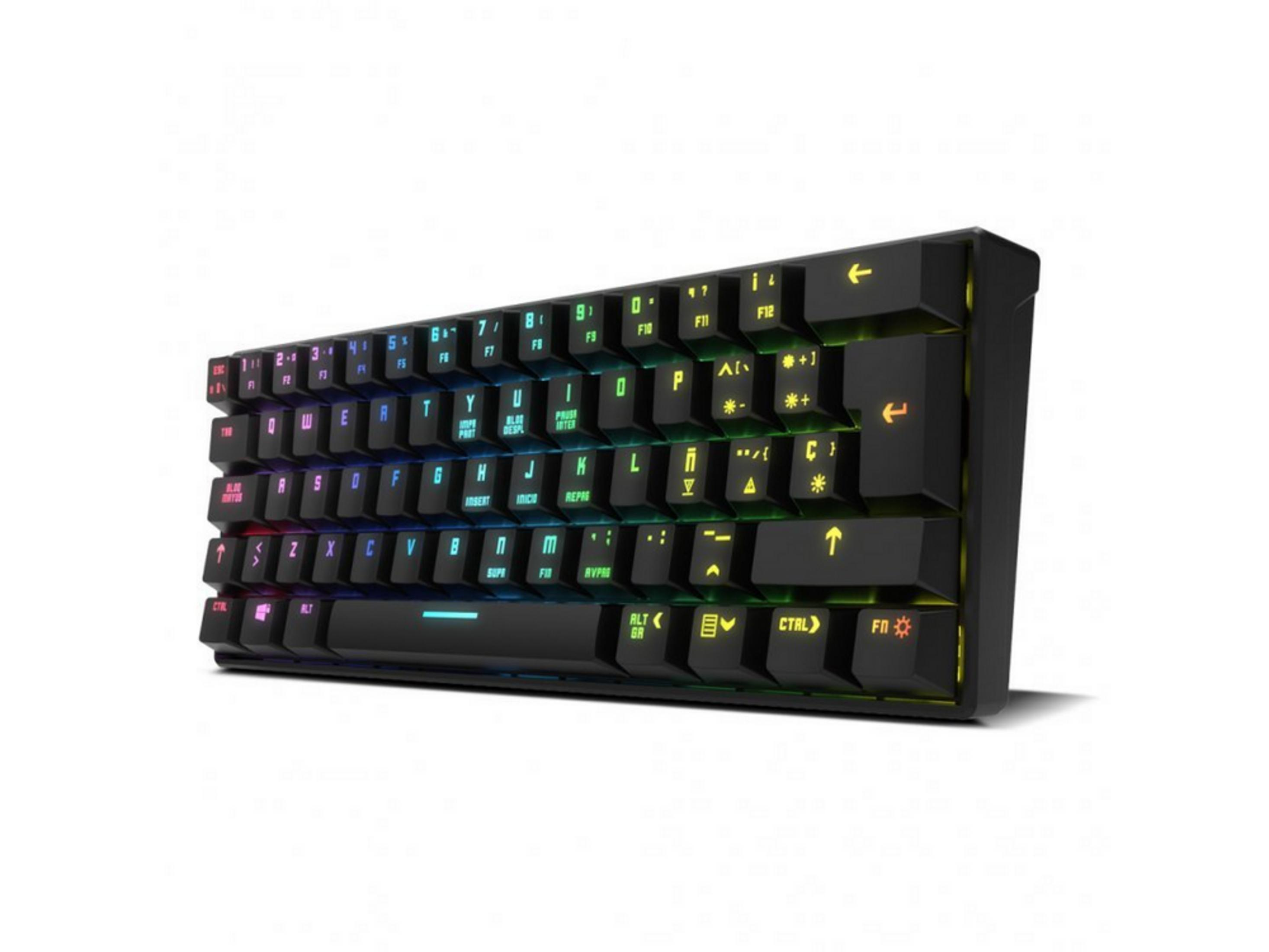Tastiera nera con illuminazione RGB, primo piano, su sfondo bianco.