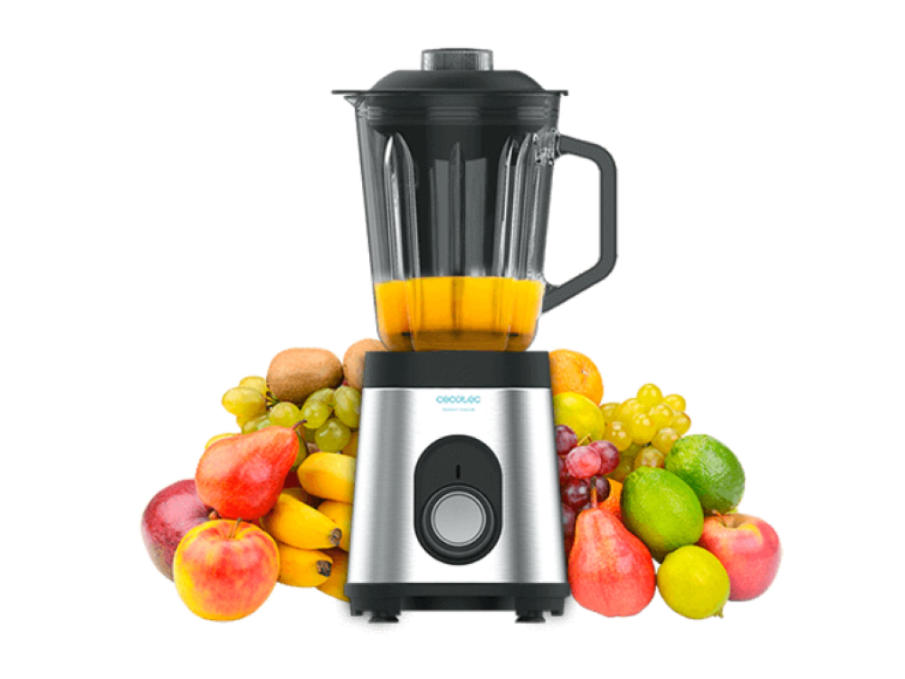 Un frullatore argentato con coperchio nero, caraffa piena di succo, circondato da frutta.