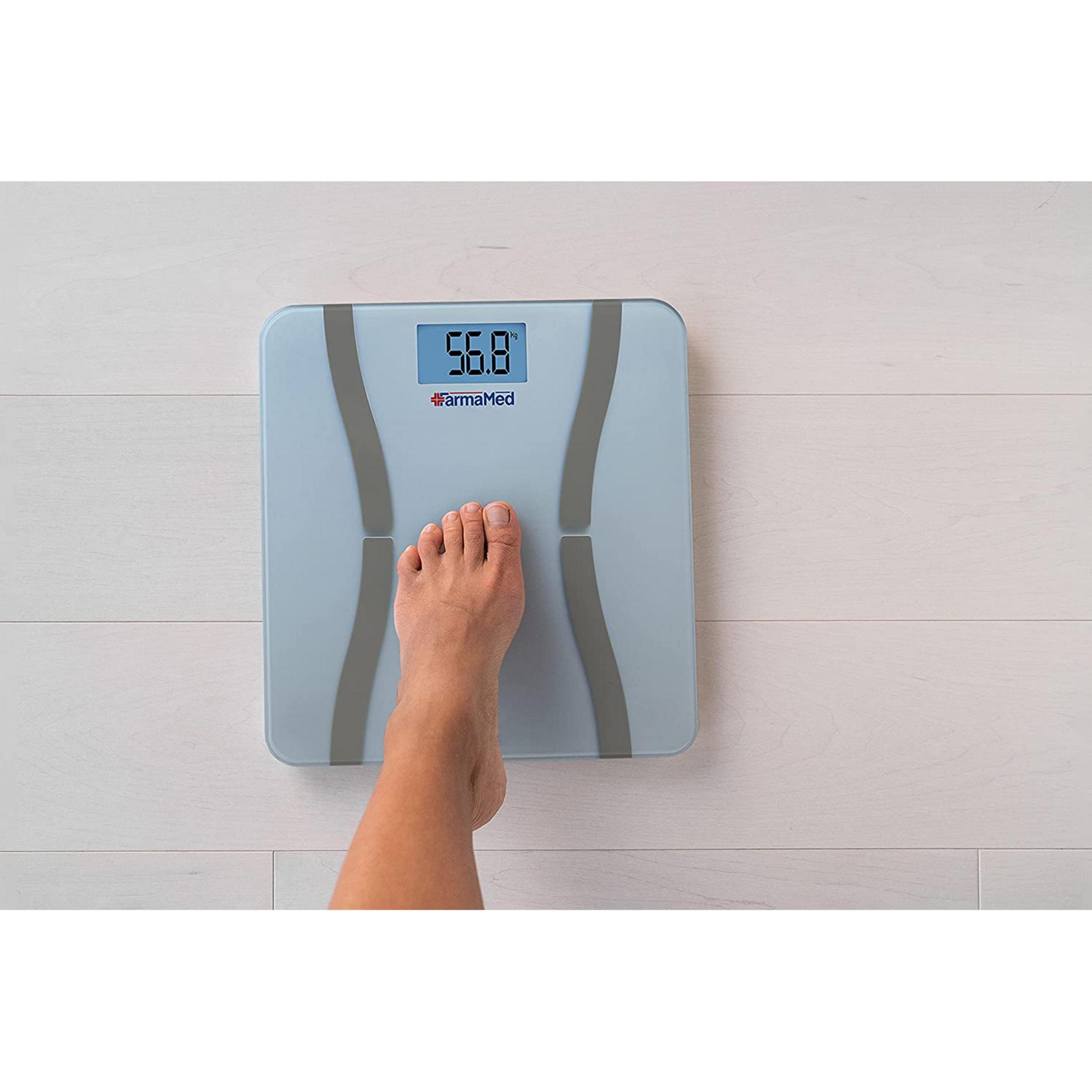 Ein Fuß steht auf einer blauen digitalen Personenwaage, die 56,8 kg anzeigt.