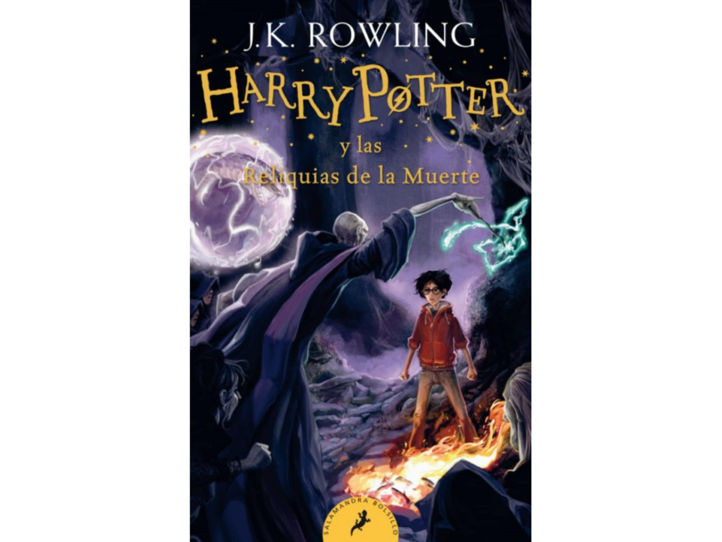 Harry Potter está en el fuego, amenazado por Voldemort con una varita que lanza luz verde.