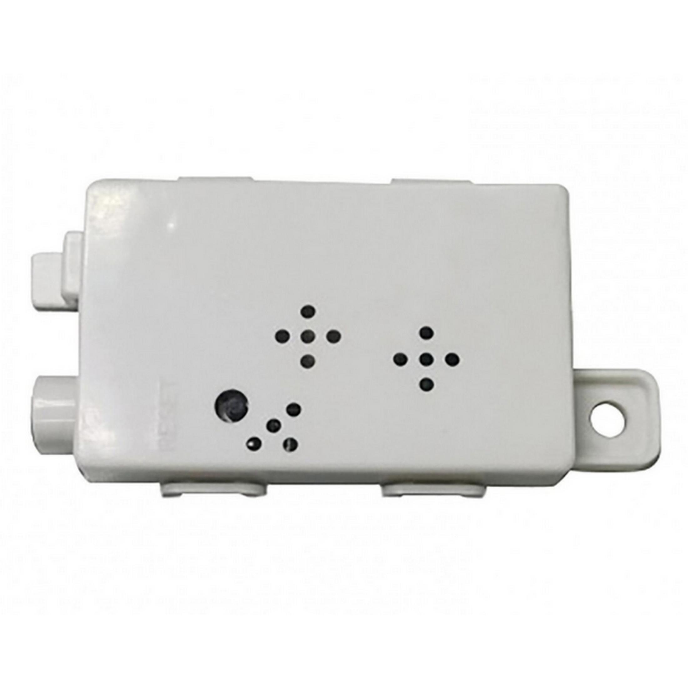 Un dispositivo rectangular blanco con pequeños agujeros negros y un botón redondo.