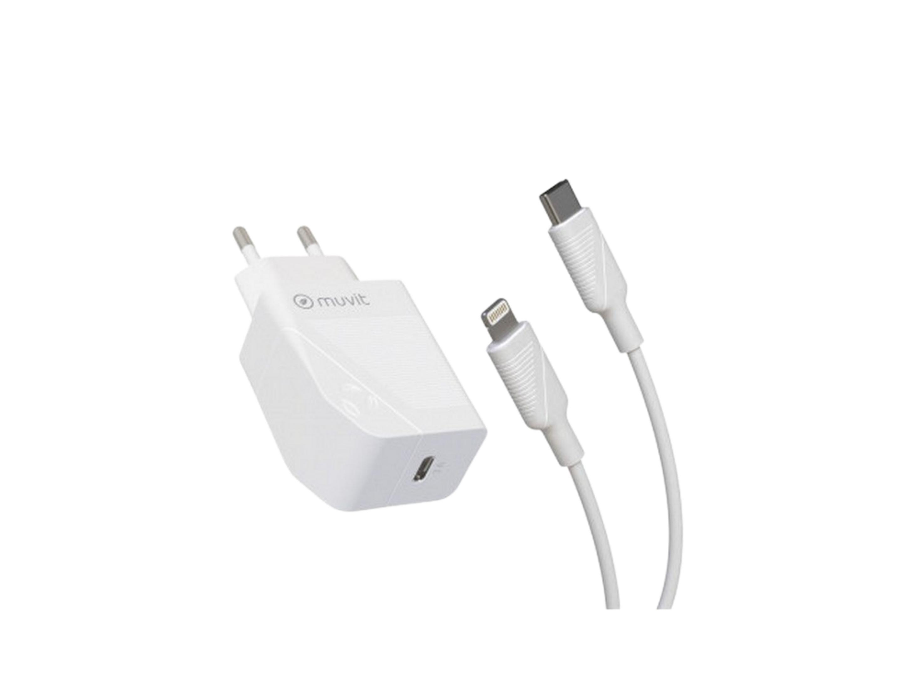 Un adaptador de corriente blanco y dos cables de carga blancos con conectores USB-C y Lightning.