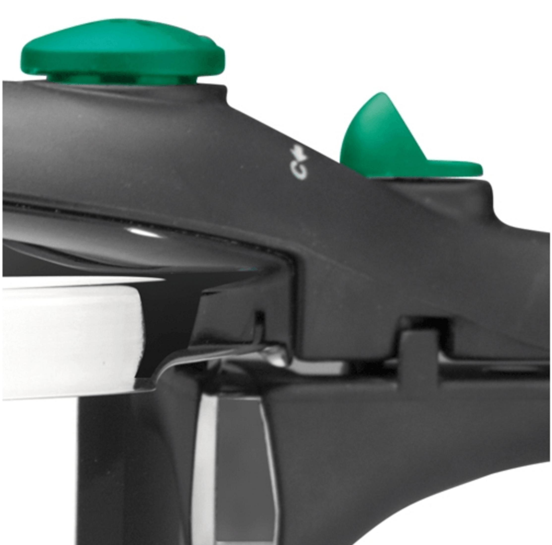 Primer plano de un mango negro con botones verdes y un elemento blanco.