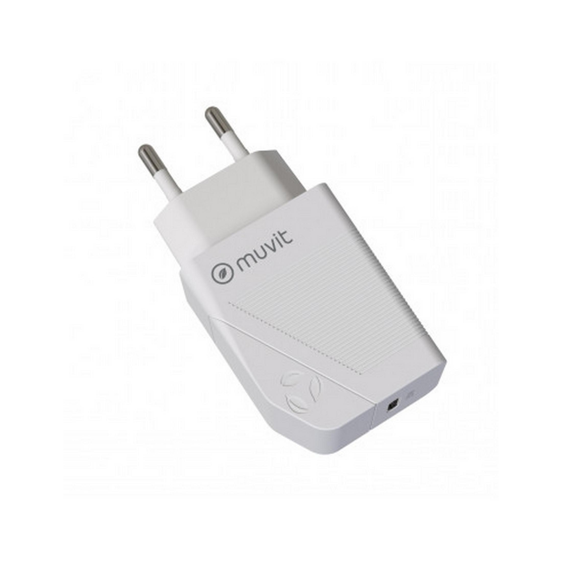 Un adaptador de corriente blanco con clavijas plateadas y el logo Muvit.