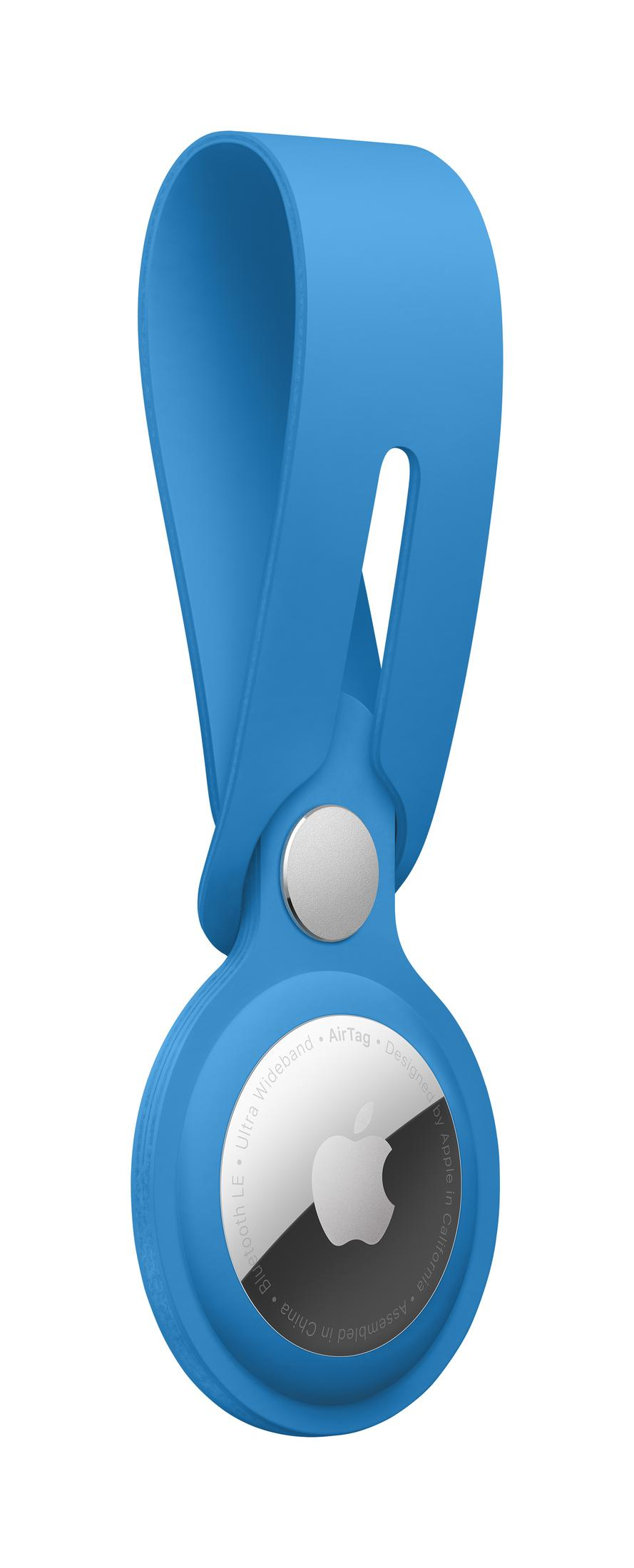 Un AirTag blu Apple con retro argentato, su sfondo bianco.