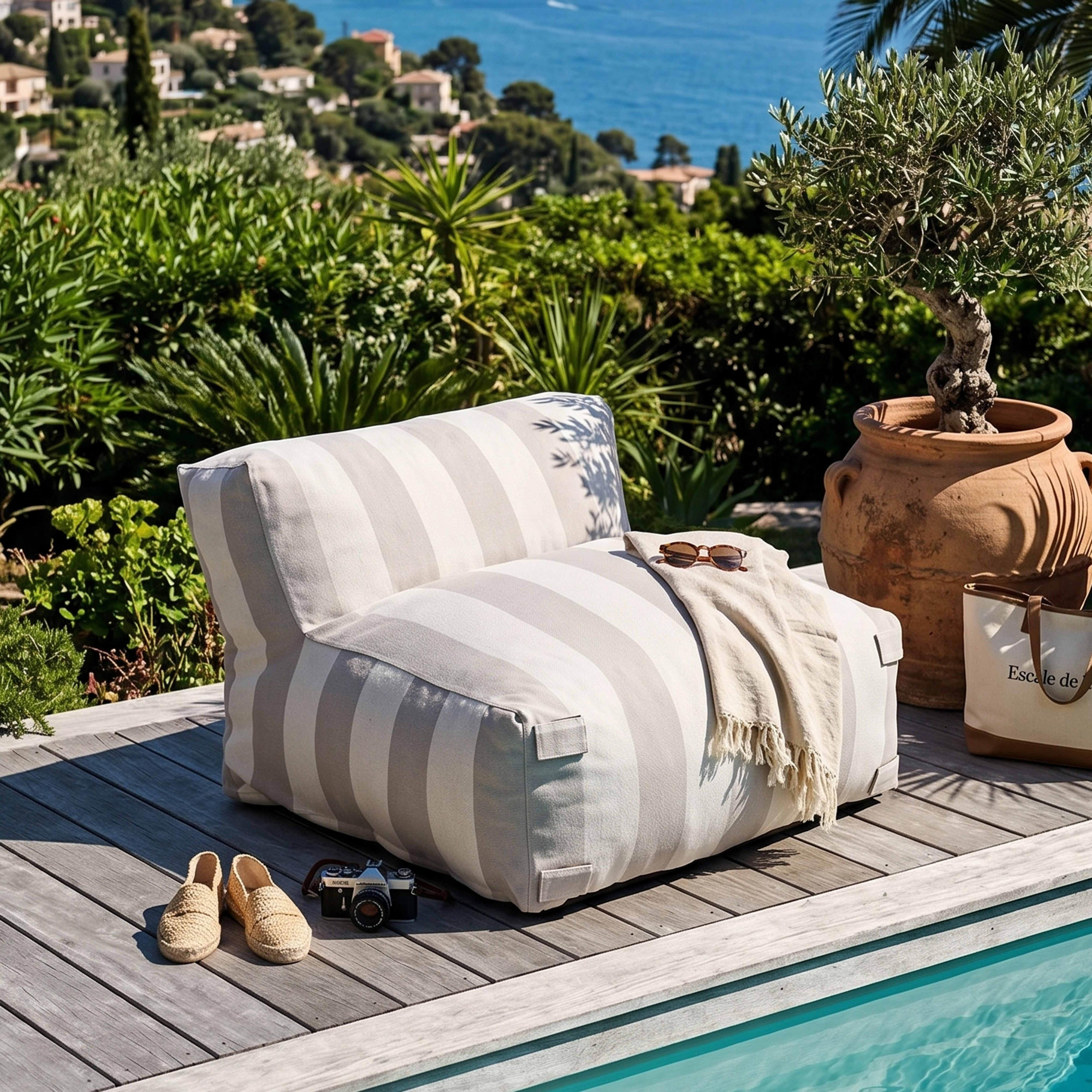 Gest}+...rtes Sitzkissen am Pool mit Blick auf das Meer und Häuser