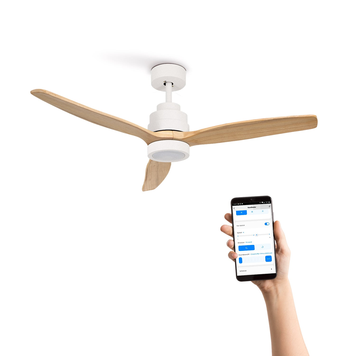 Un ventilador de techo blanco con aspas de madera y un smartphone para control.